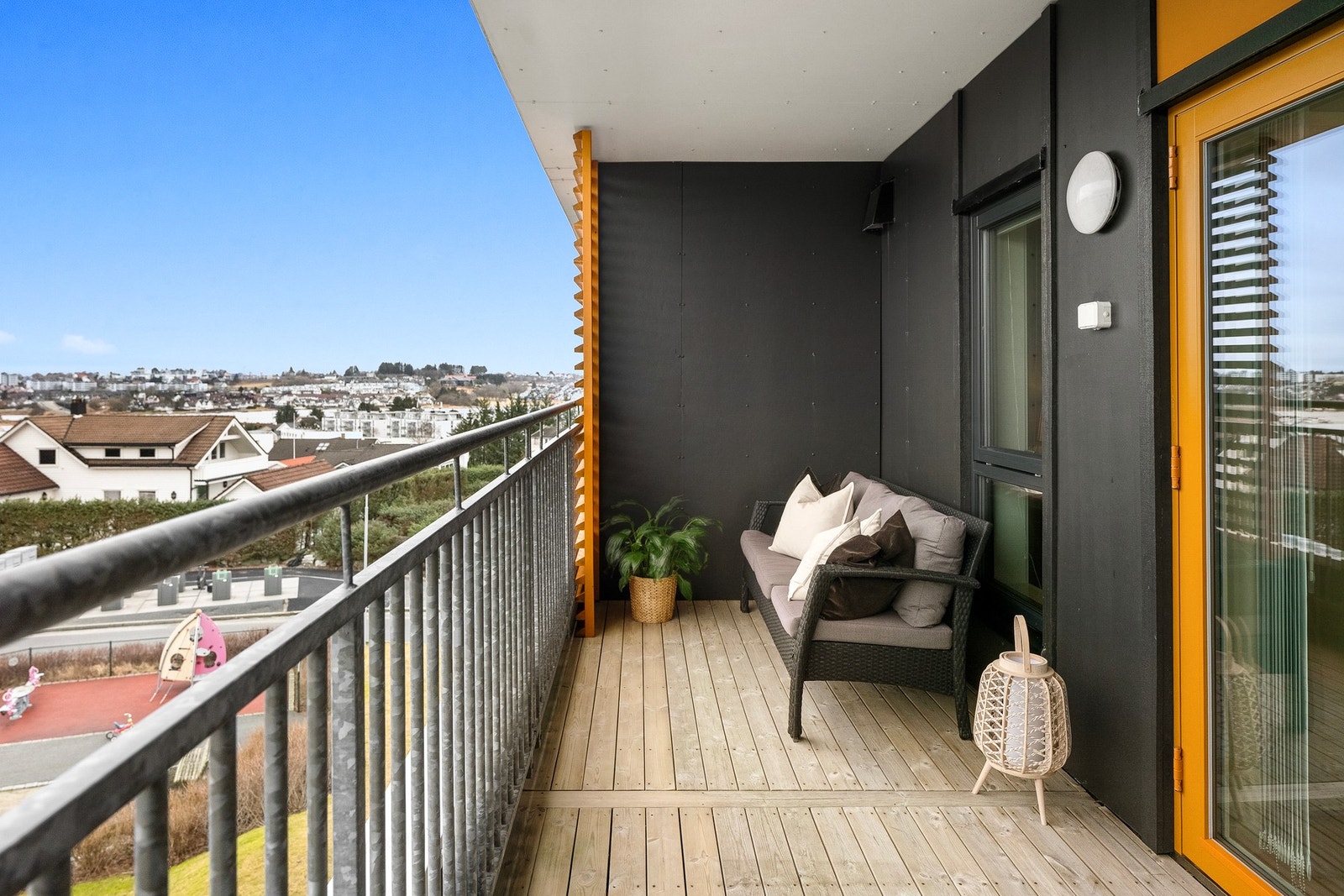 På balkongen har man god plass til sofagruppe, pizzaovn eller grill - her er det også utebelysning og stikk. Galleribilde