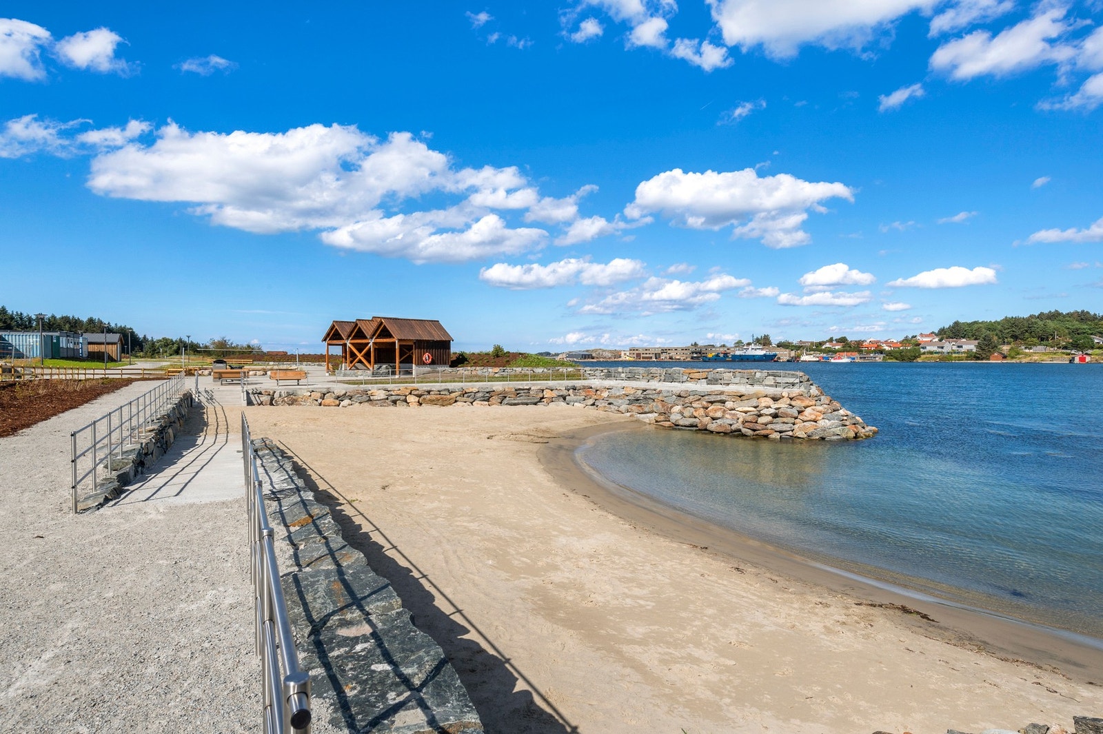 Eiendommen ligger rett ved sjøen med umiddelbar nærhet til vakre turmuligheter med kyststi og variert landskap. Galleribilde
