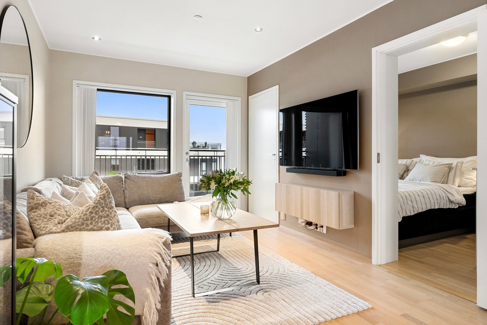 Fra stuen har man utgang til en herlig overbygd balkong på ca. 10 kvm, her er det gode solforhold på sommeren med sol fra omtrent 15.00-21.00 - perfekt for å nyte solstrålene etter arbeidstid! Galleribilde