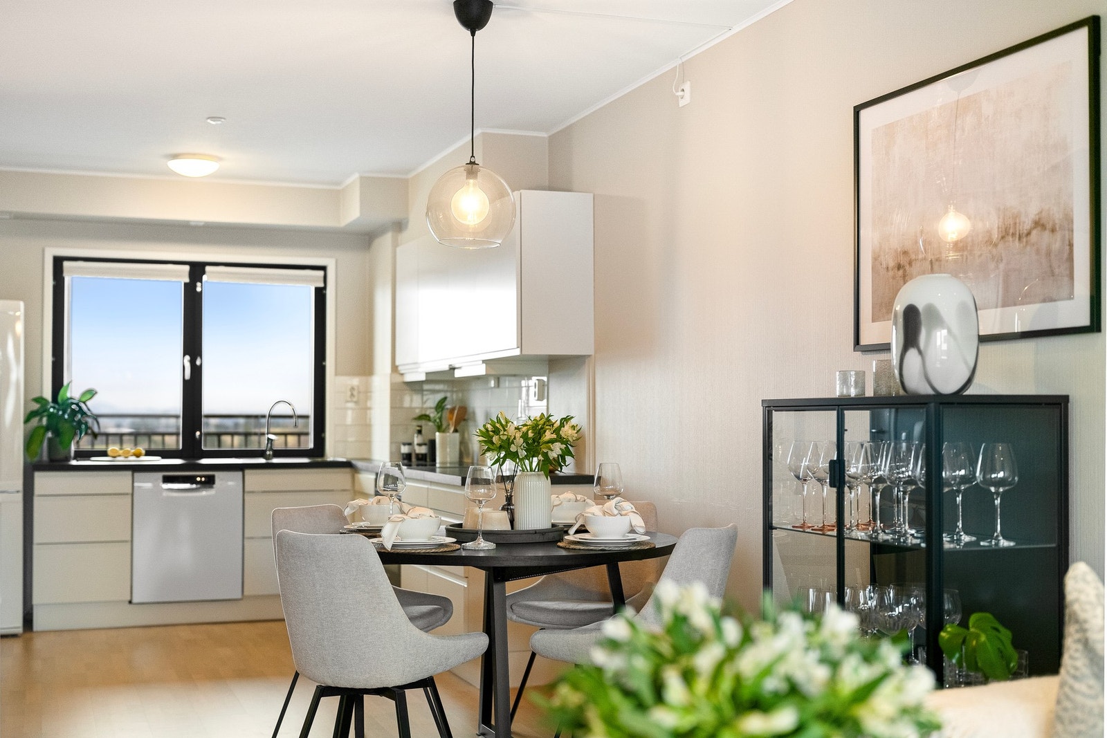 Kjøkkenet har godt med skuffer og skapplass - frittstående kjøleskap og oppvaskmaskin medfølger handelen. Galleribilde