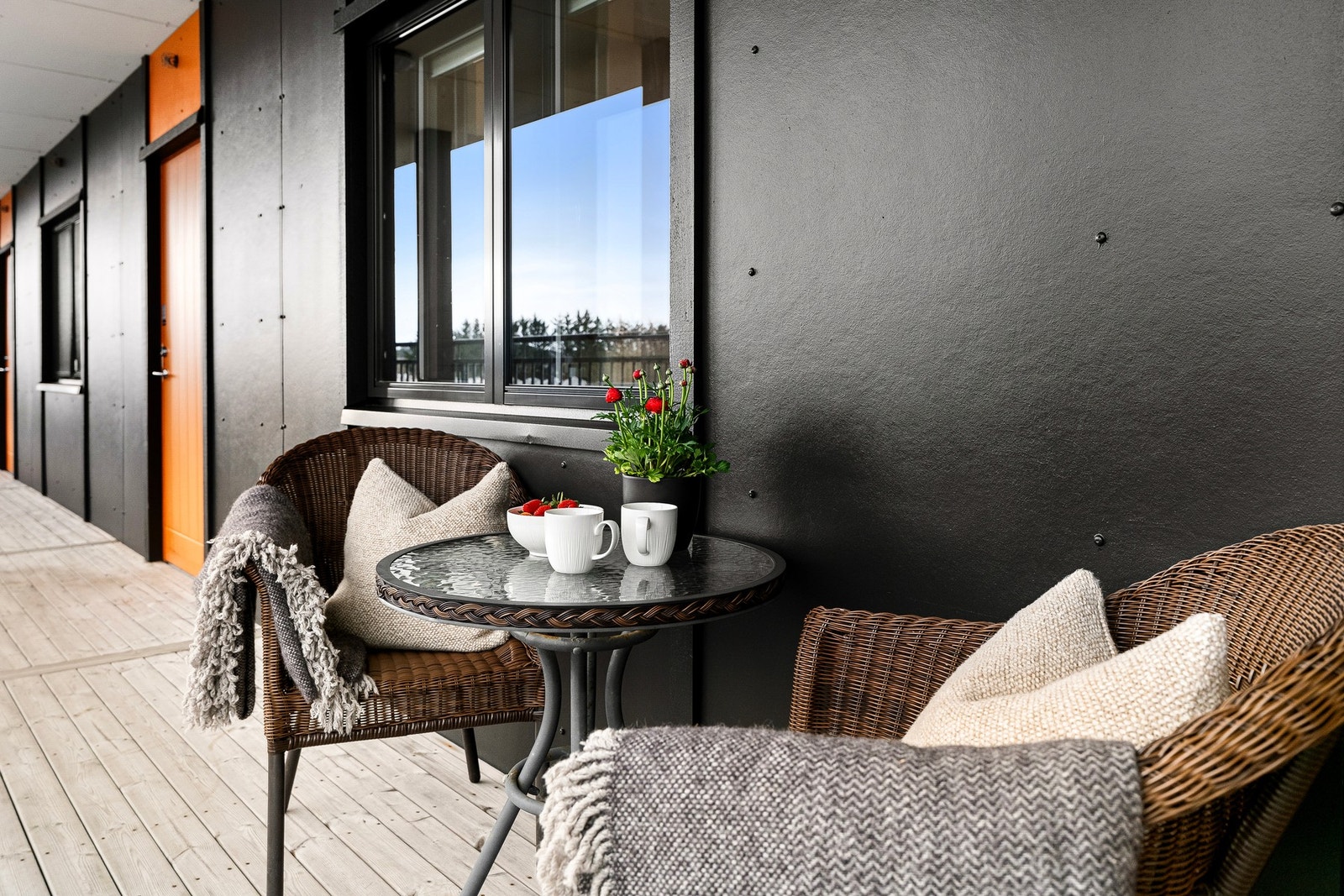 I tillegg til balkongen ved stuen er det en fin uteplass i svalgangen ved inngangsdøren til leiligheten. Galleribilde