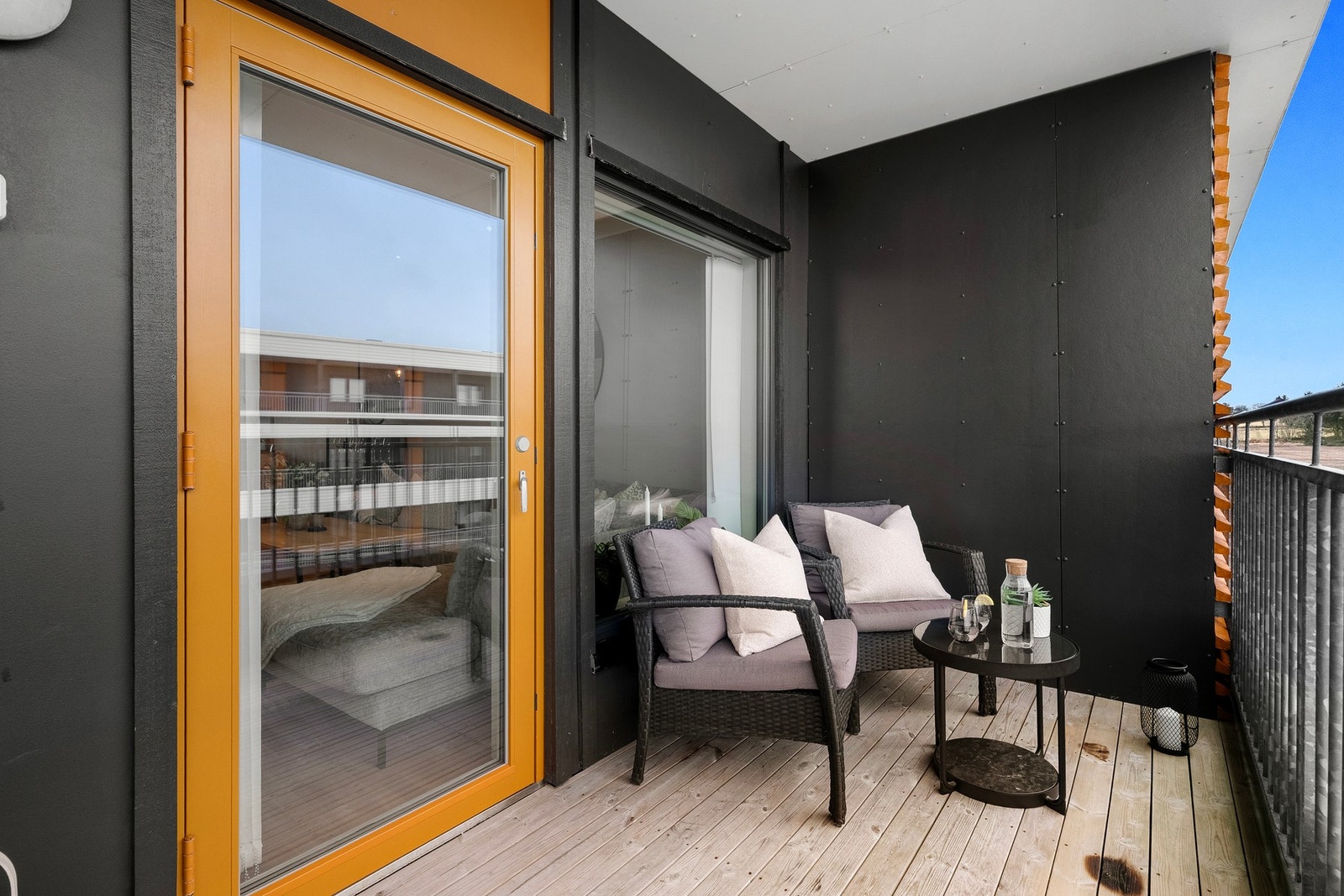 Balkongen har gode solforhold på sommeren med sol fra omtrent 15.00-21.00. Galleribilde