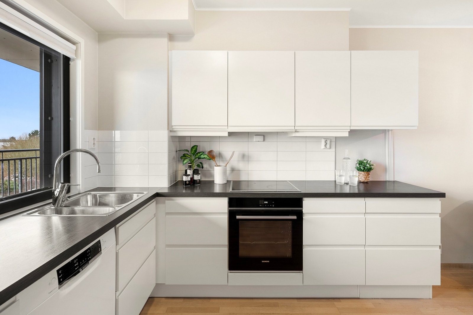 Integrerte hvitevarer som platetopp og stekeovn - et gjøres oppmerksom på at eksisterende Siemens stekeovn vil bli byttet ut før overtakelse og erstattet med en rustfri Whirlpool-ovn. Galleribilde