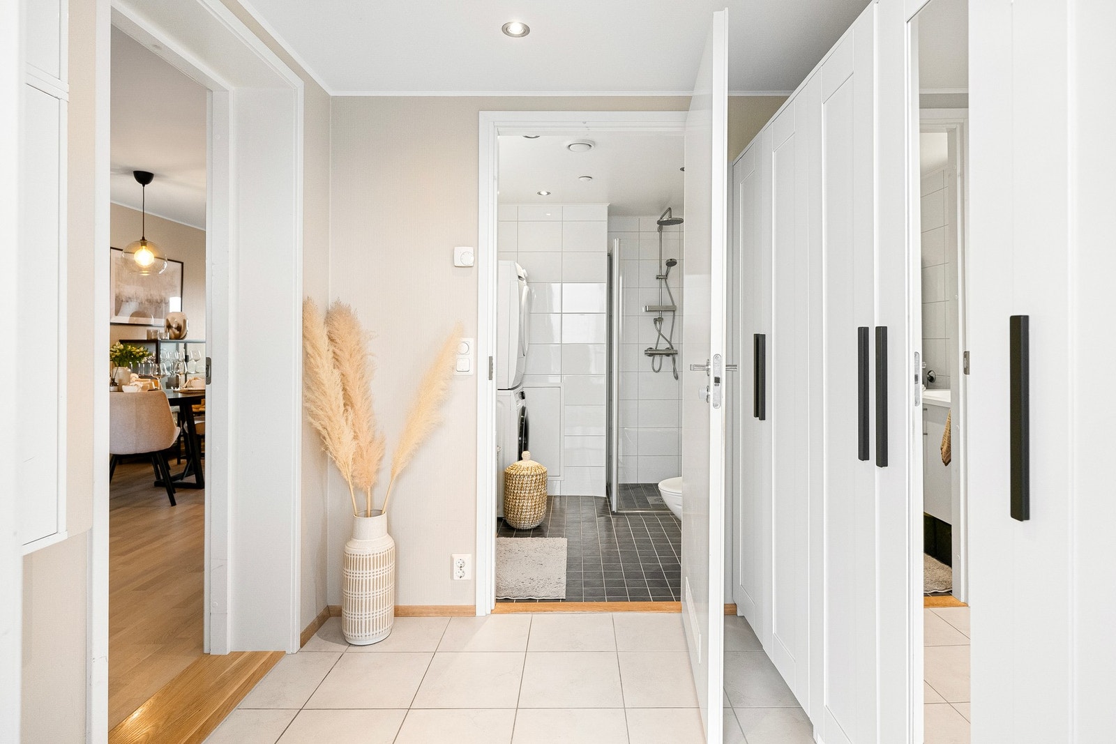 Entrèen er innbydende med lyse fliser med vannbåren gulvvarme og lysmalte vegger. Galleribilde