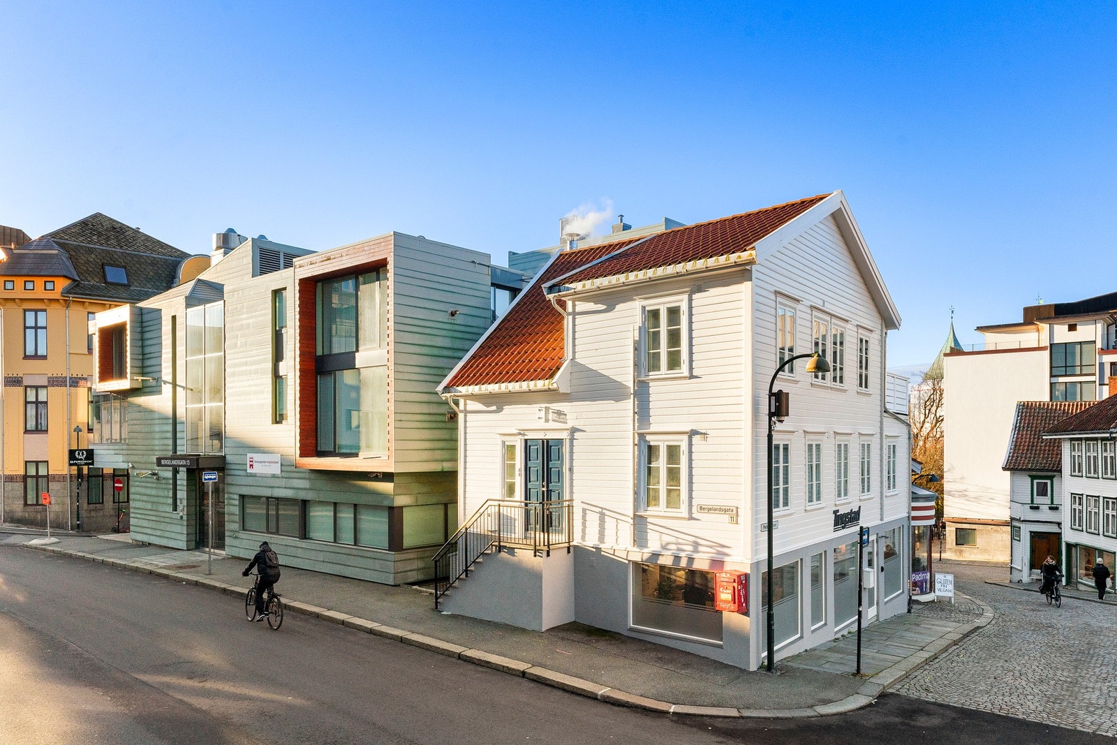 Leiligheten ligger i toppetasjen i et klassisk og velholdt trehus fra 1867, med mye sjel og historie i veggene. Galleribilde