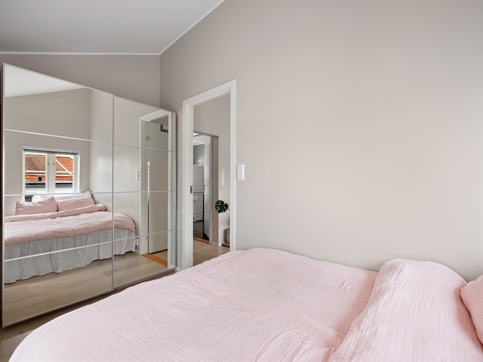 Det er god plass til dobbeltseng med tilhørende nattbord, og i rommet står det en stor skyvedørsgarderobe med dels speilfronter. Galleribilde