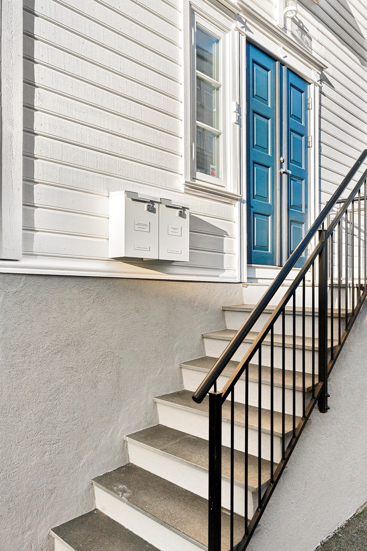 Ved ytterdøren er det en ny utelampe med skumringssensor, og døra til selve leiligheten er utstyrt med en smart kodelås av typen Yale Linus fra sommeren 2023. Galleribilde