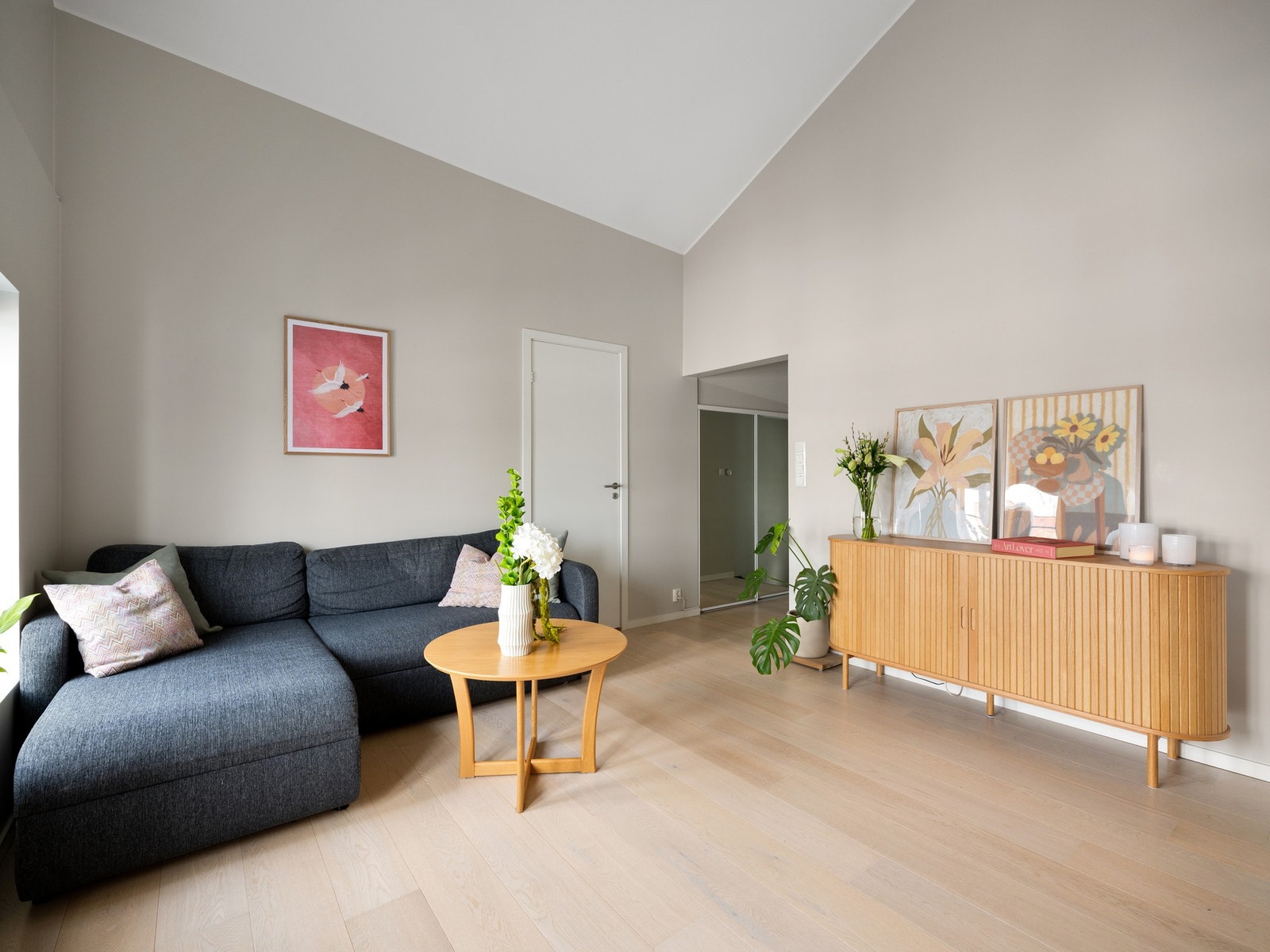 Videre i stuen har man lys 1-stavs parkettgulv og lysmalte vegger. Galleribilde