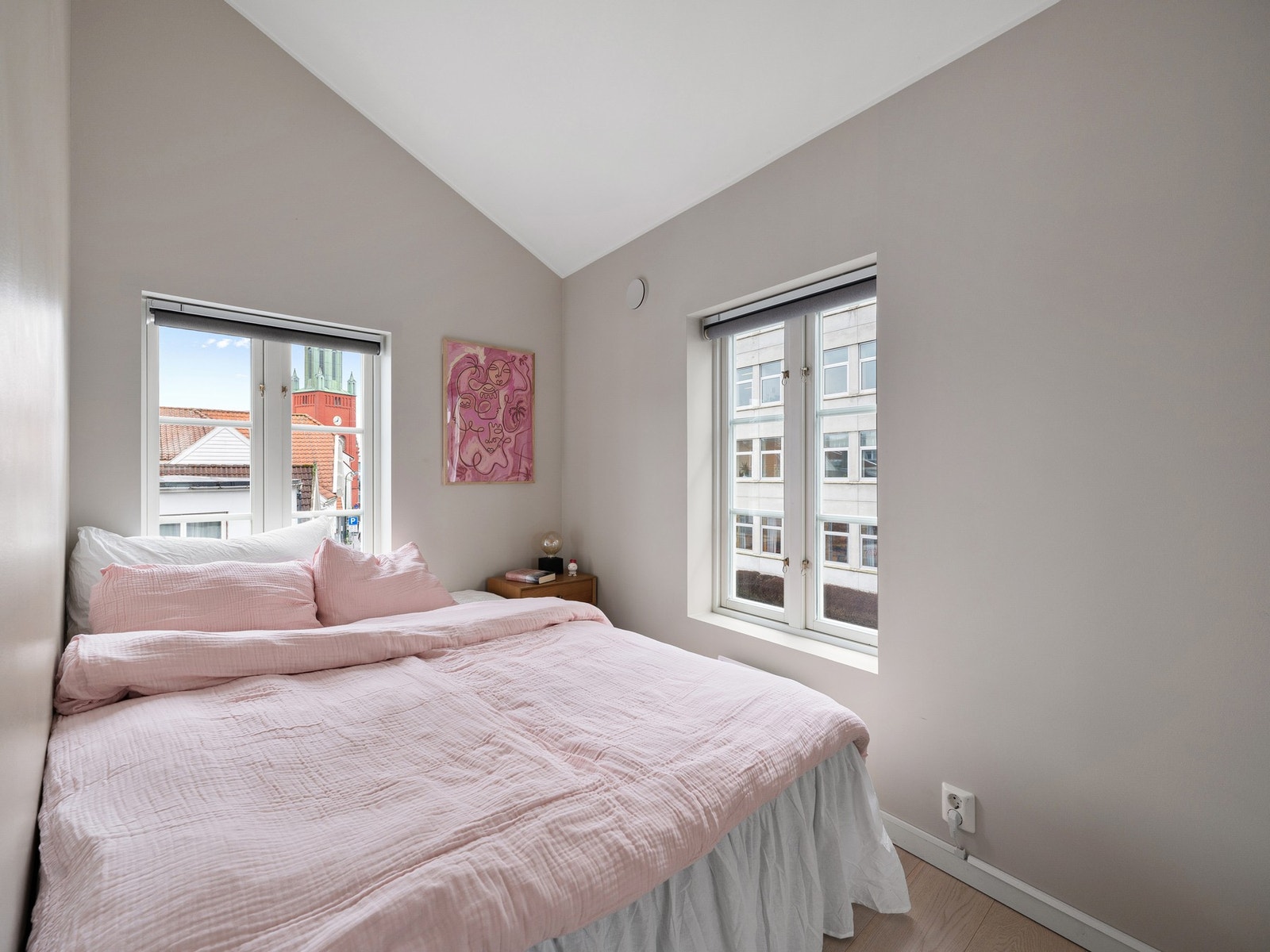 Soverom 2 passer perfekt som barne- eller gjesterom, kontor eller walk-in garderobe. Galleribilde