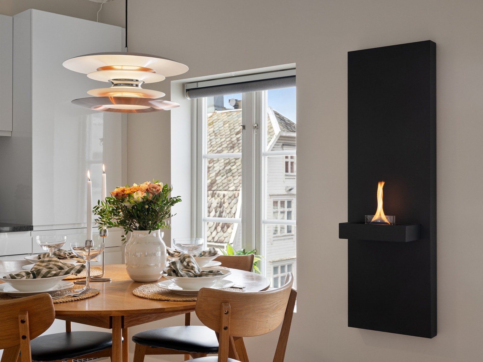 Ved spisegruppen er det også en tenderflame veggpeis som gir en hyggelig og varm atmosfære. Galleribilde