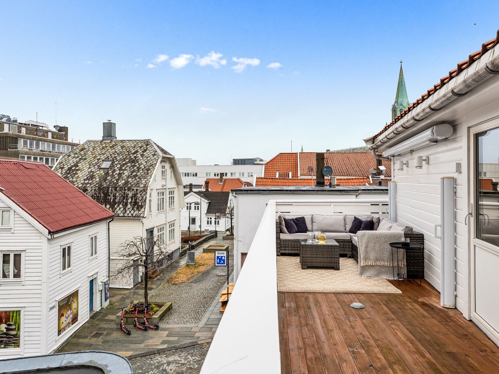 På takterrassen ble det i 2019 montert ny belysning og nye stikkontakter, samt elektrisk markise og uttrekkbare levegger. Galleribilde