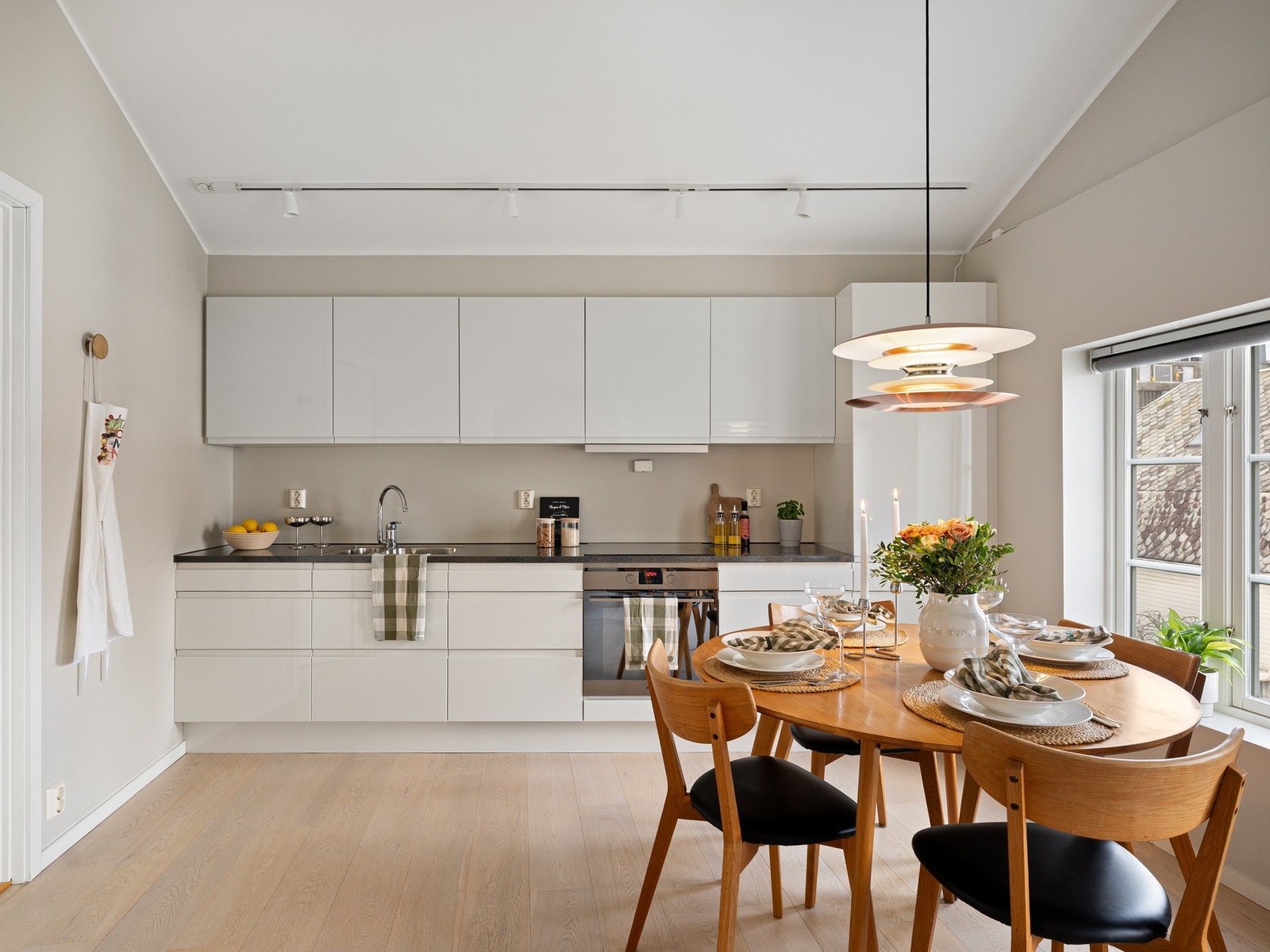 Stuen og kjøkkenet et åpent allrom der imponerende takhøyde og store, hengslede vinduer er det første man legger merke til. Galleribilde