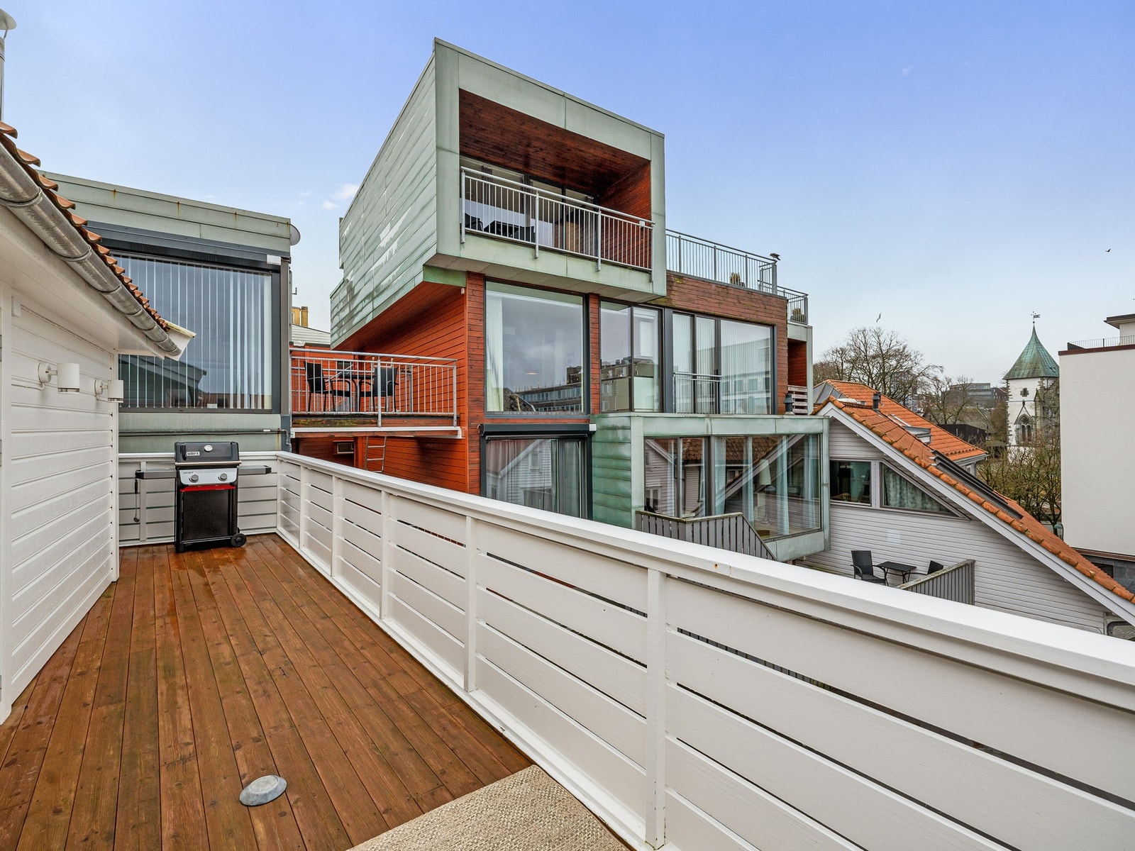 Uteplassen innbyr til både stille stunder og lange, sosiale kvelder i godt lag. Galleribilde