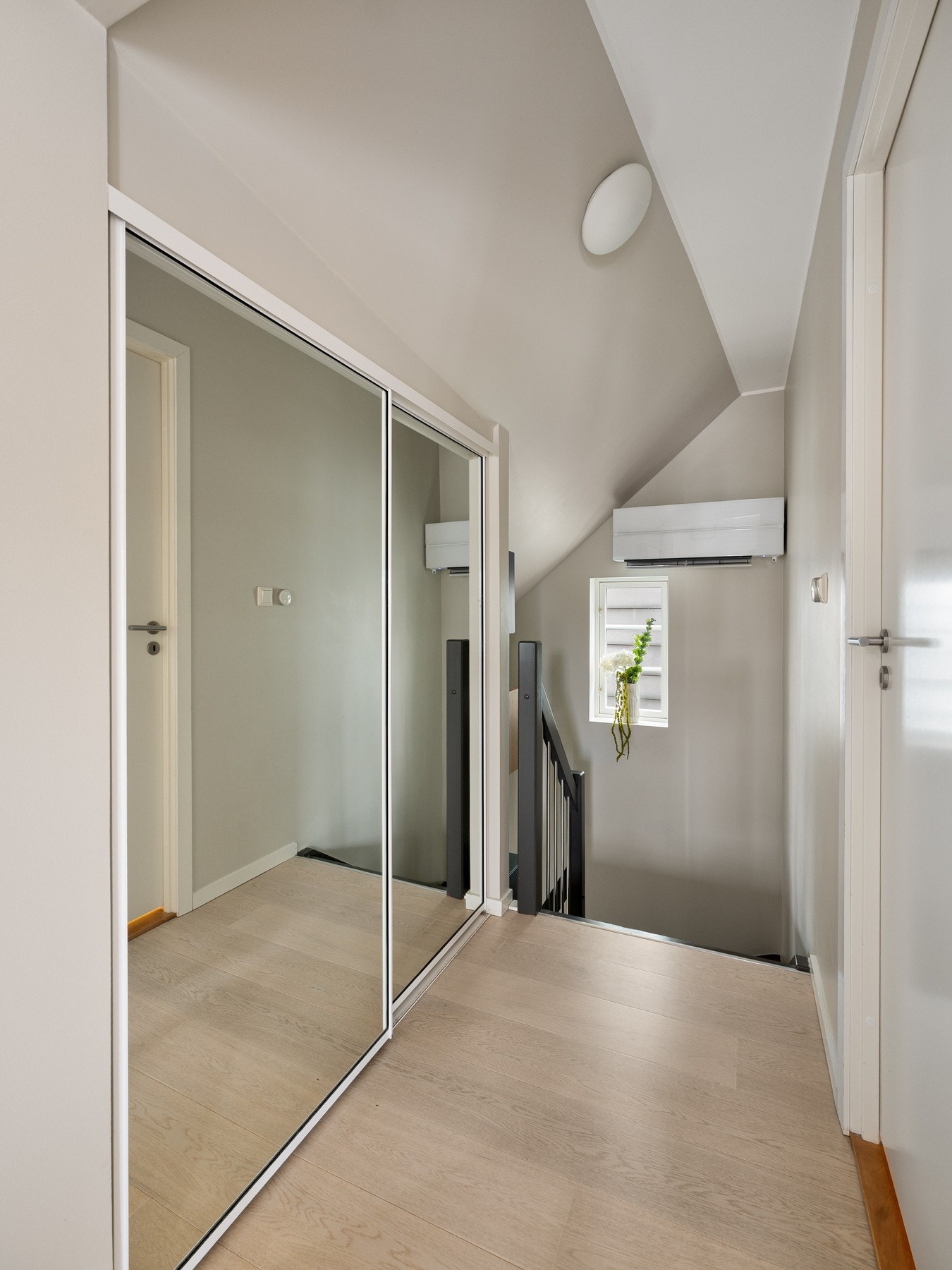 Gangen er innredet med et walk-in closet bak skyvedører, og ekstra lagringsplass finnes på loftet og i en disponibel kjellerbod i nabobygget. Galleribilde