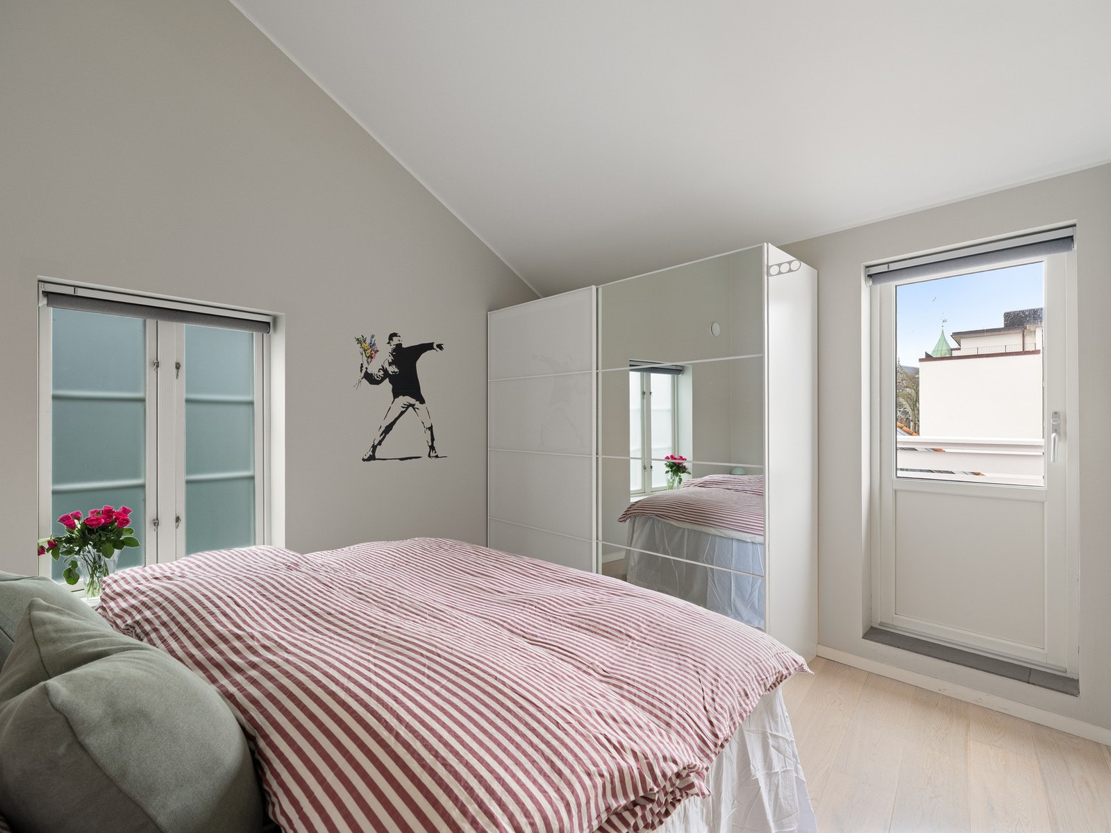 Fra soverommet har man en terrassedør som fører ut til den private takterrassen hvor man har sol ettermiddag og kveld. Galleribilde