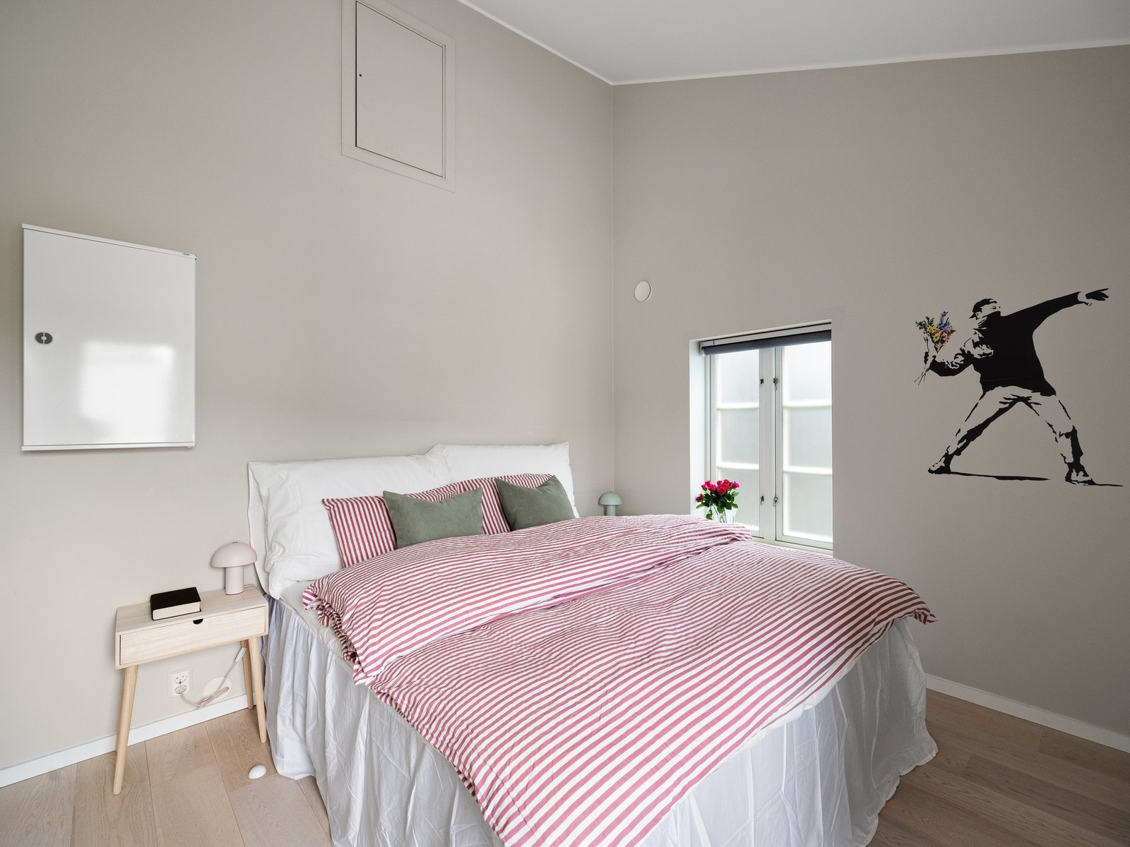 På hovedsoverommet er det virkelig høyt under taket - her har man også tilgang til boligens loft. Galleribilde