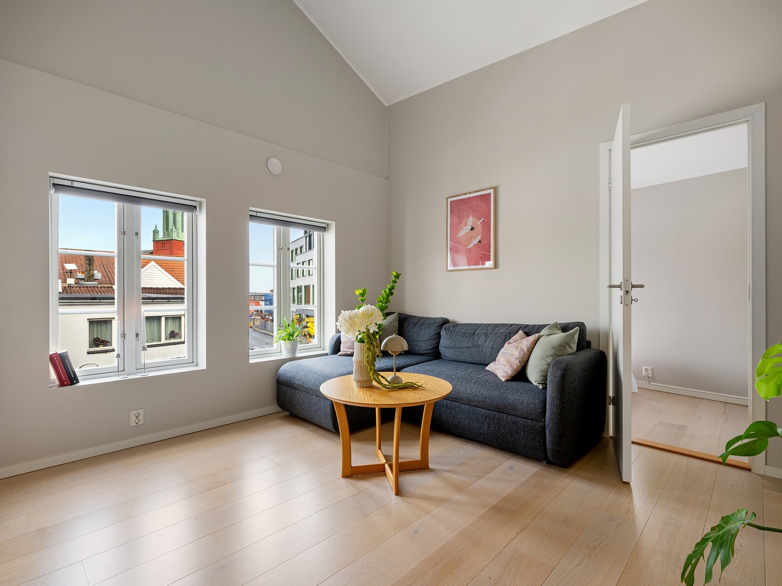 Stuen er åpen og luftig, med en takhøyde i stuen på omtrent 3,90 m. Galleribilde