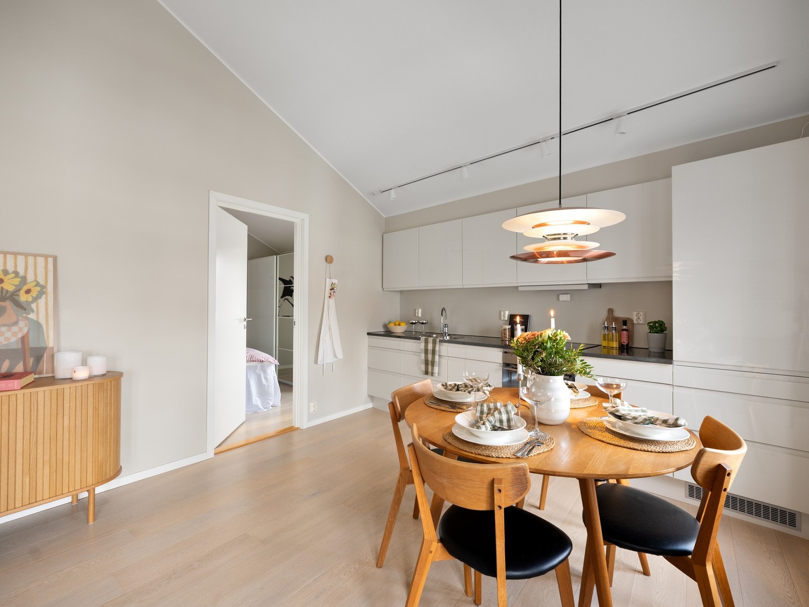 Moderne og funksjonelt kjøkken med god skap- og skuffeplass, med tidløs HTH-innredning fra 2015. Galleribilde