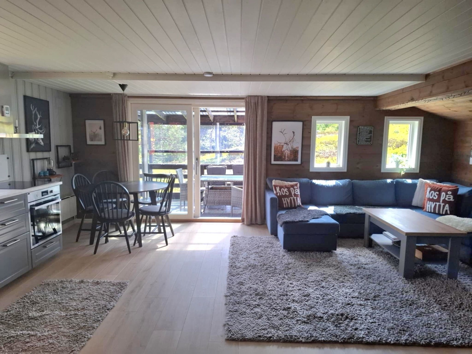 Åpen løsning kjøkken stue med utgang til utestuen Galleribilde