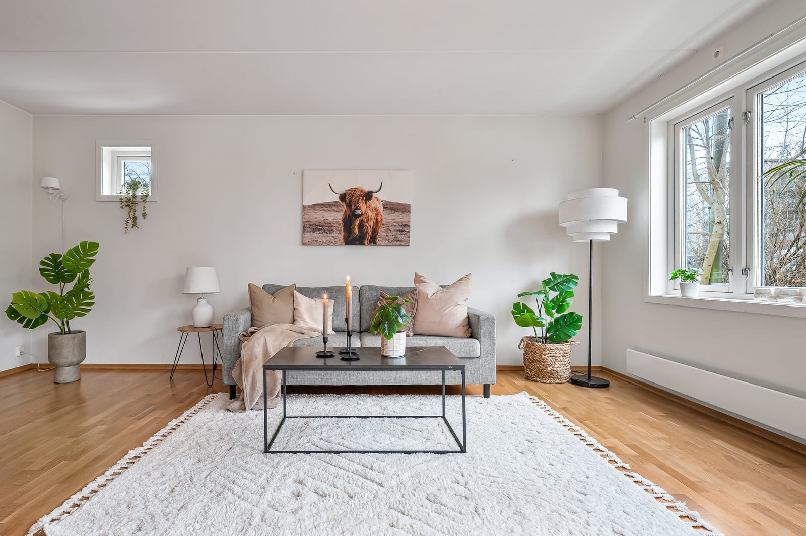 Stuen har god plass til sofagruppe, stuebord, tv-møblement m.m. Galleribilde