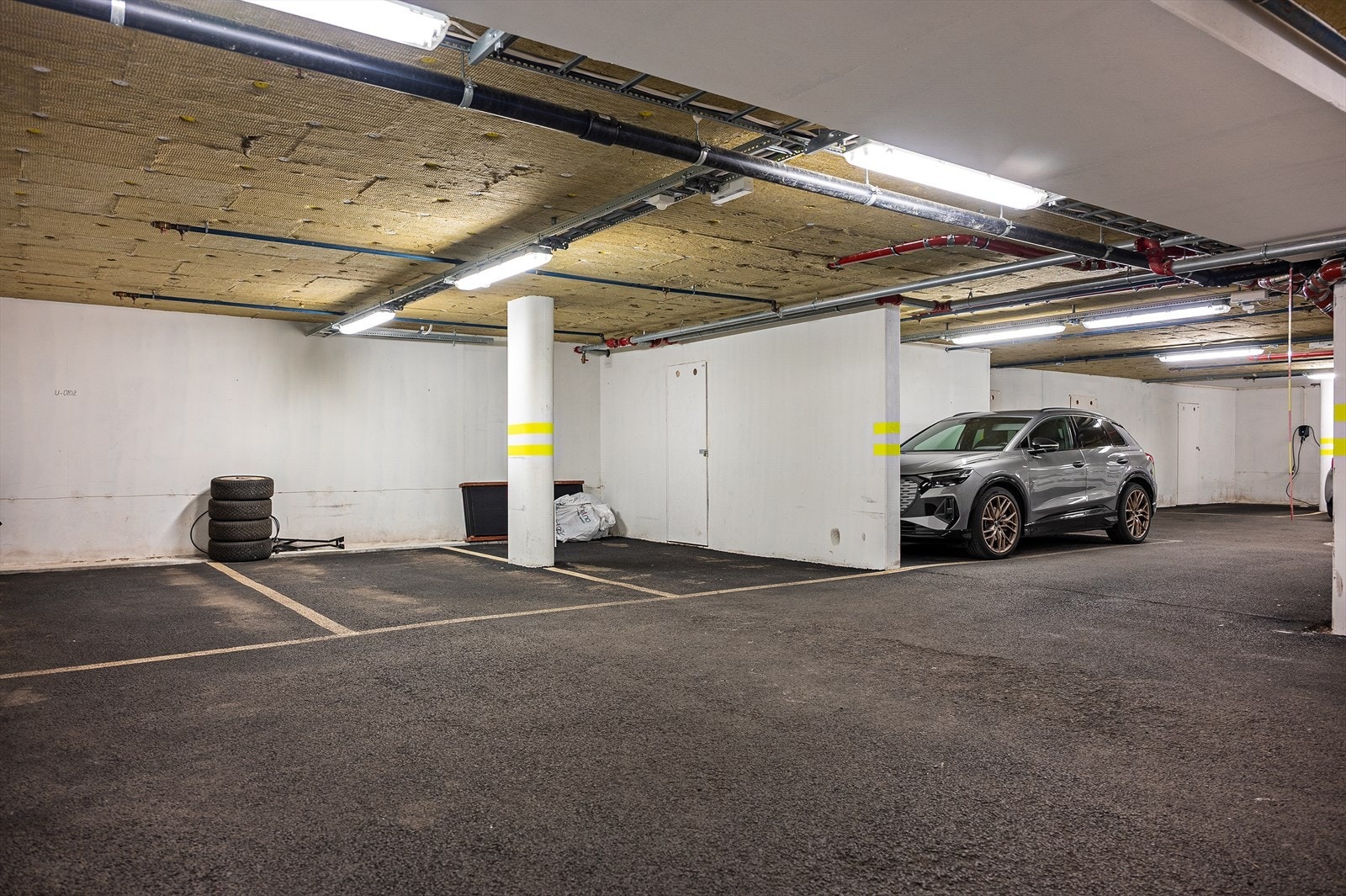 Sameiet har totalt 12 garasjeplasser. Plassene omsettes og leies ut fritt mellom sameiets beboere. Ellers finnes det en rekke parkeringsmuligheter i nærområdet Galleribilde