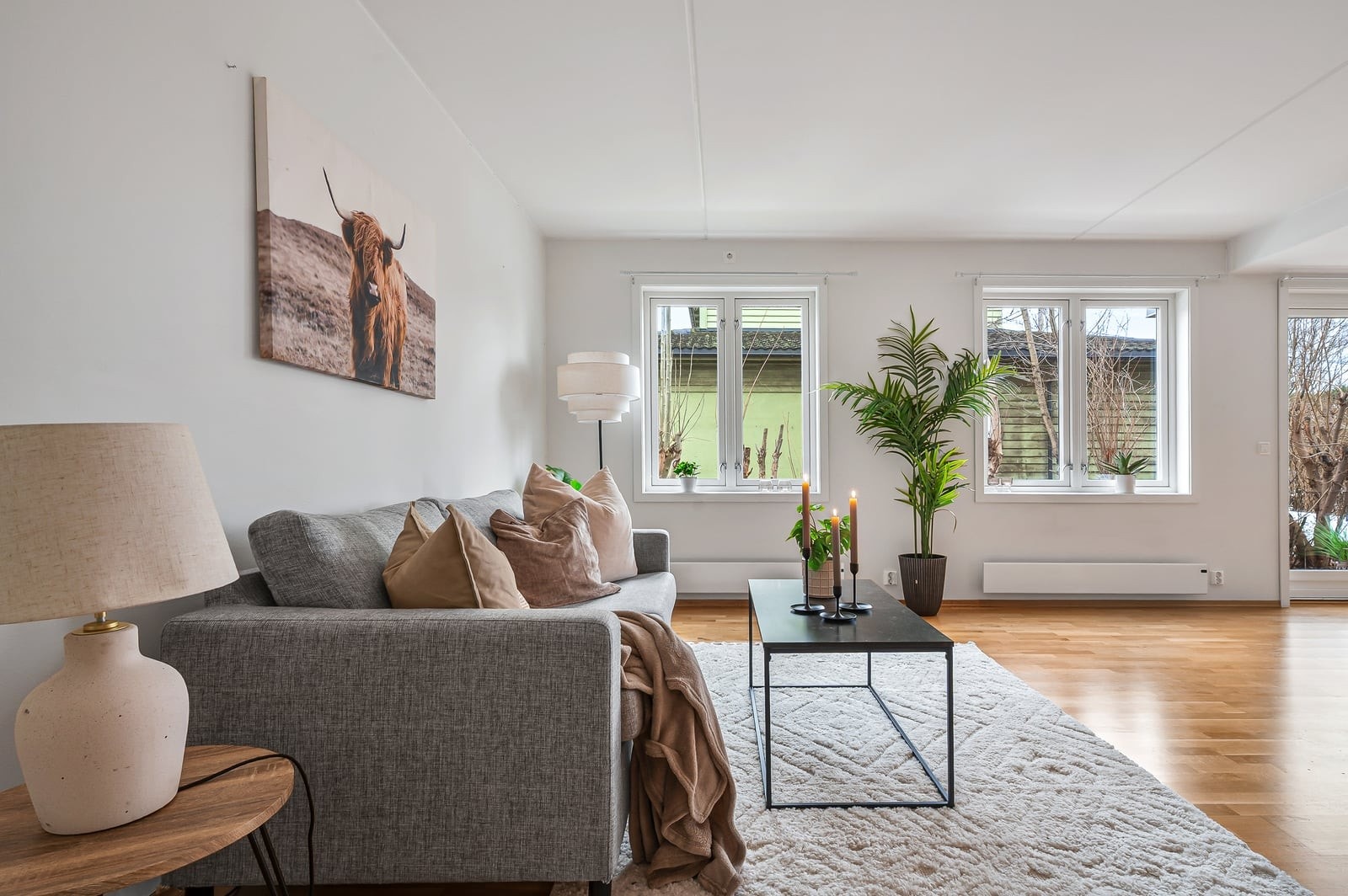 Stuen har store vindusflater som slipper inn rikelig med naturlig lys Galleribilde