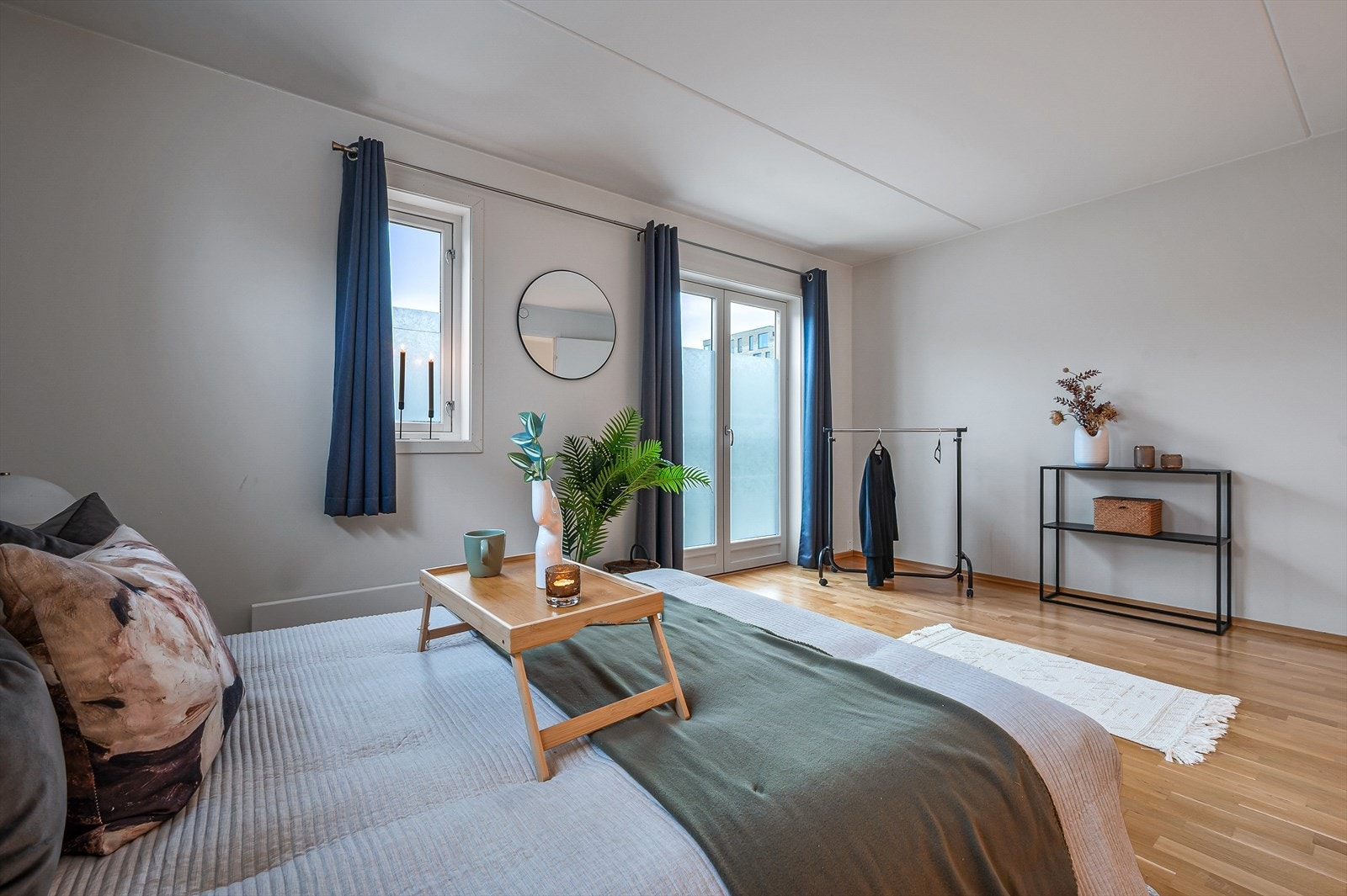 På hovedsoverommet er det god plass til dobbeltseng og tilhørende nattbord Galleribilde
