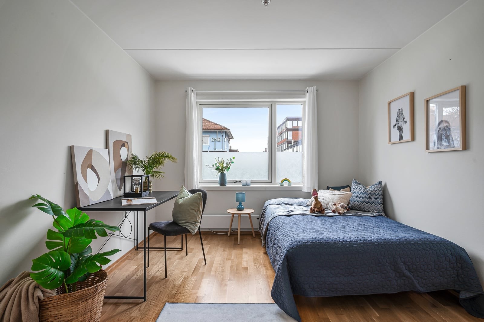 Begge soverommene har store vinduesflater som slipper inn rikelig med naturlig lys og gjør rommene innbydende og romslige Galleribilde