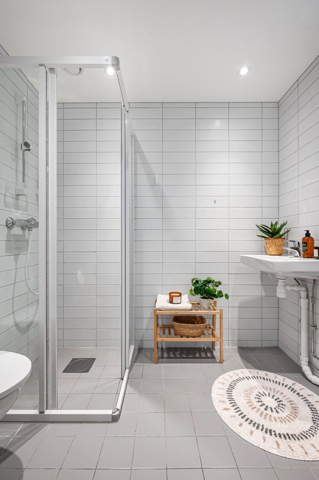 Pent flislagt baderom. Badet er utstyrt med gulvvarme og downlights i himling Galleribilde