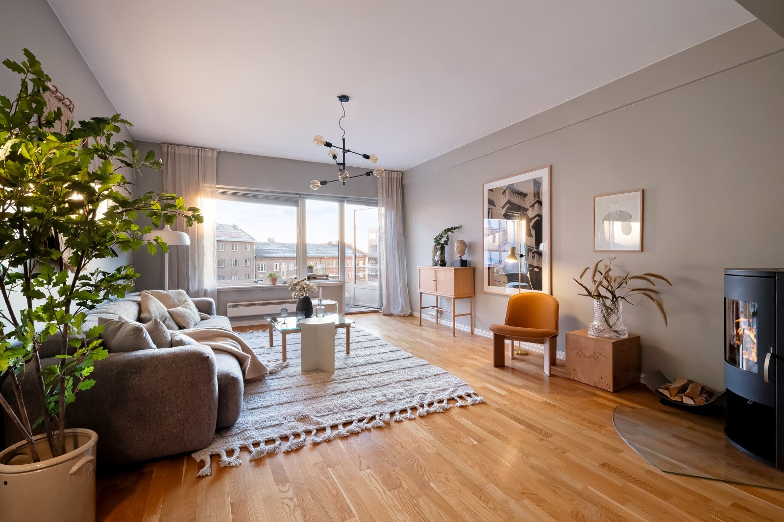 Her kommer du til en lys og stilren 3-roms i en rolig blindgate på Bjølsen. Galleribilde