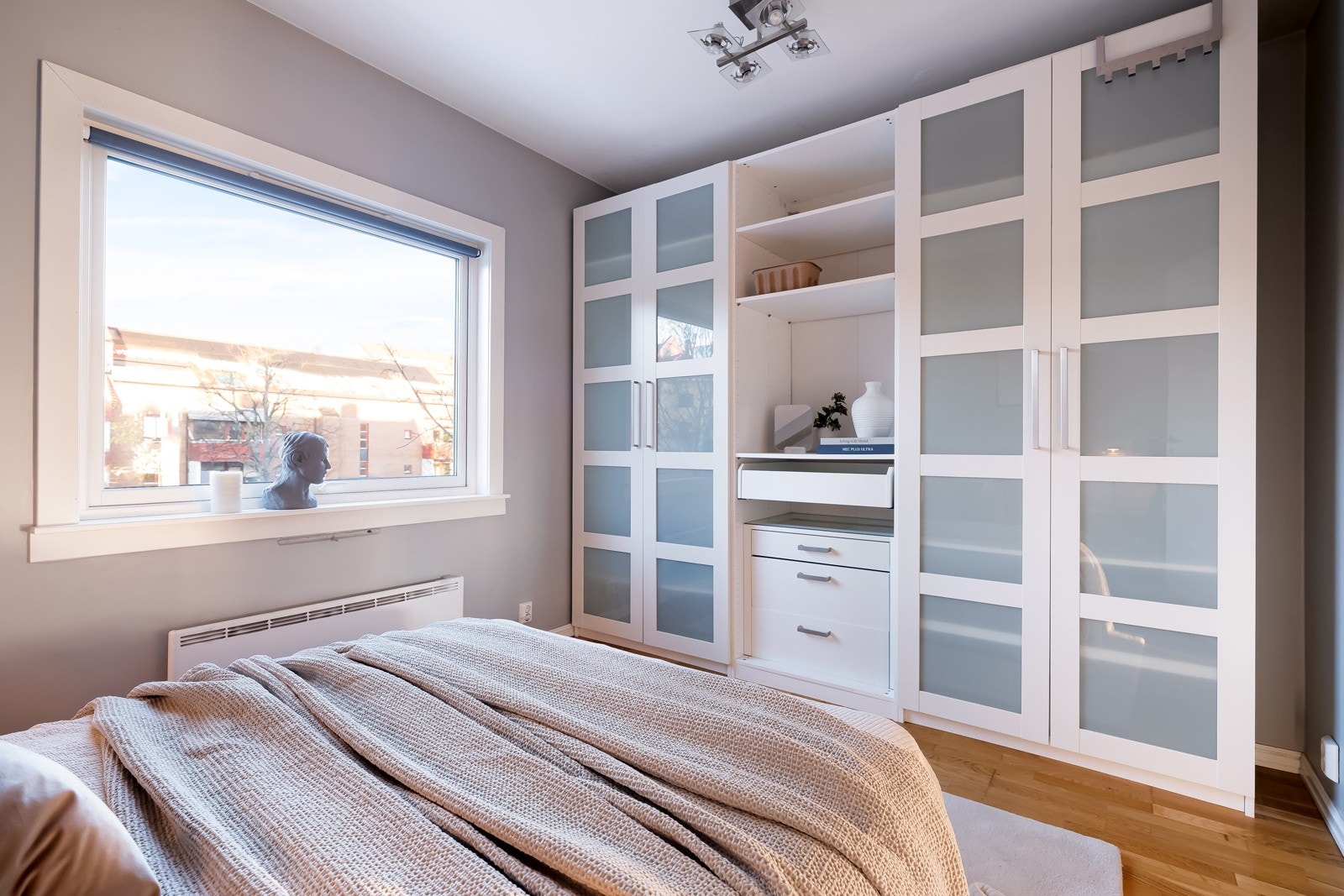 Begge rommene er innredet med garderobeskap som følger med handelen. Galleribilde