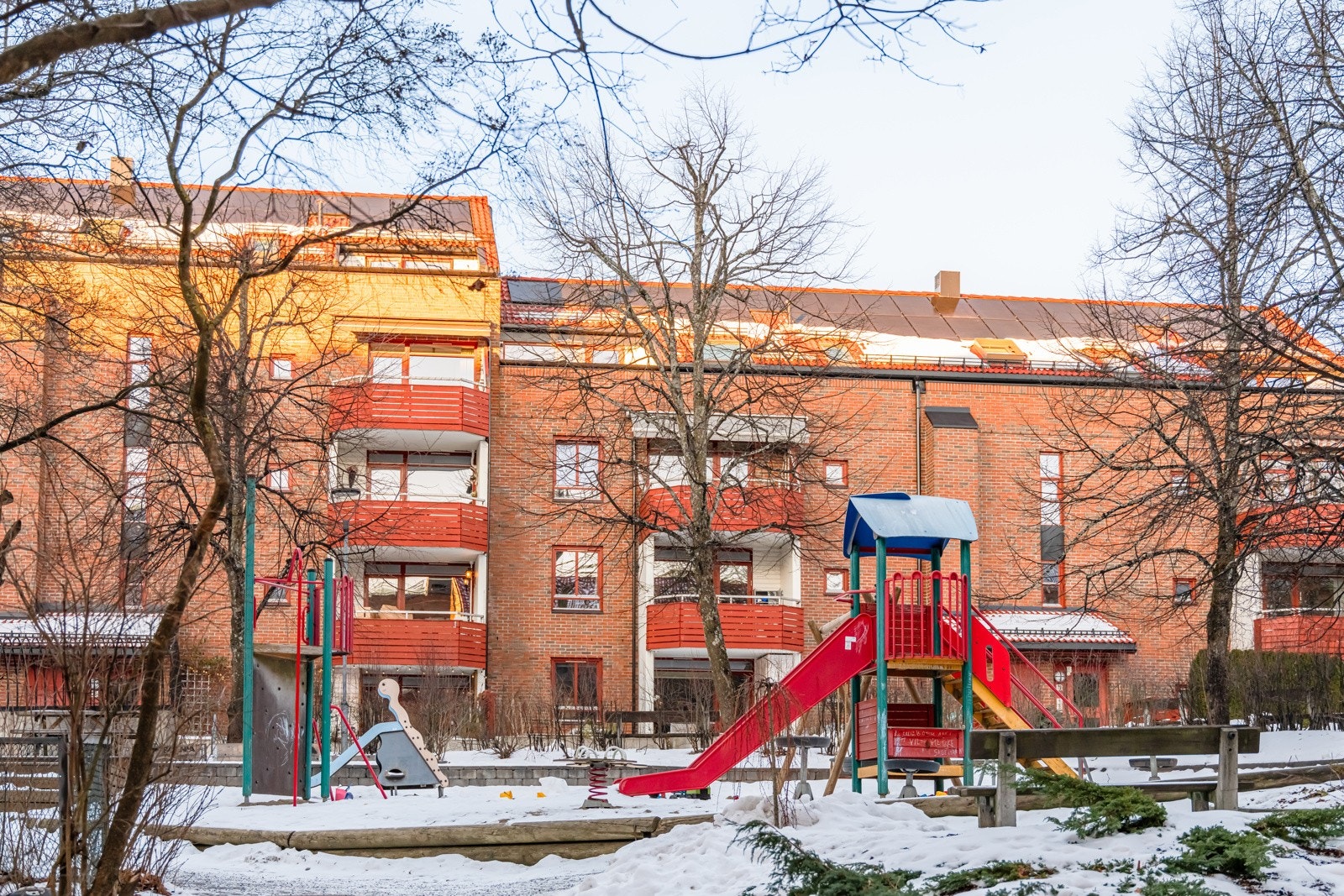 Leiligheten disponerer i tillegg en kjellerbod og en loftsbod for ekstra lagringsplass. Galleribilde