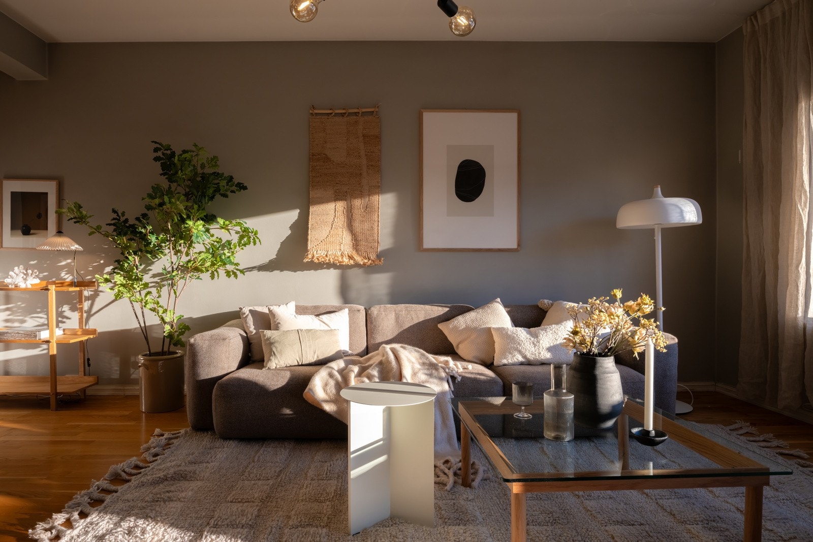 Rommet byr på gode møbleringsmuligheter med plass til sofagruppe, TV-seksjon, spisebord og øvrig møblement. Galleribilde