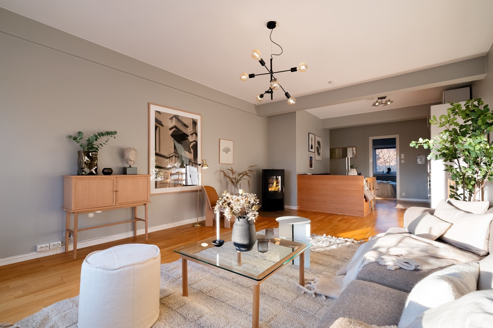 Stuen har en åpen og velfungerende løsning mot kjøkkenet, noe som sikrer en god utnyttelse av arealet og skaper et hyggelig og sosialt oppholdsrom. Galleribilde