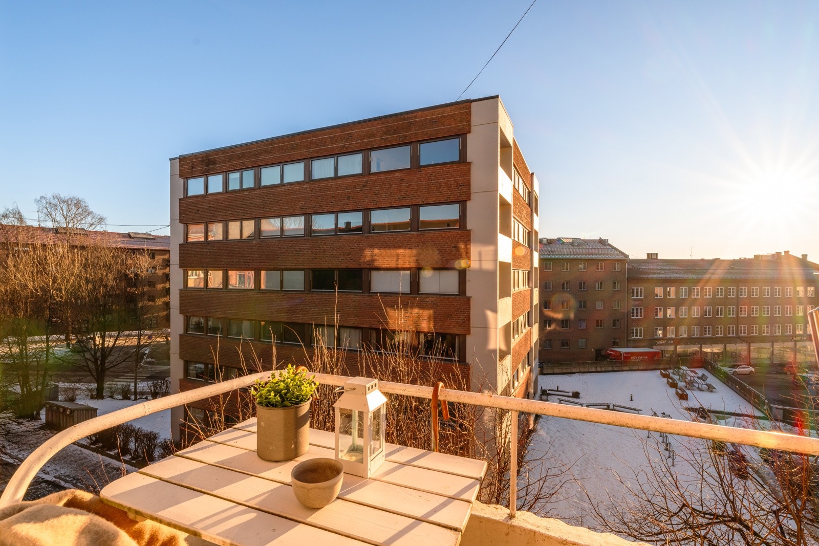 Det er også flotte grøntområder rundt blokken samt en trivelig og skjermet bakgård. Galleribilde