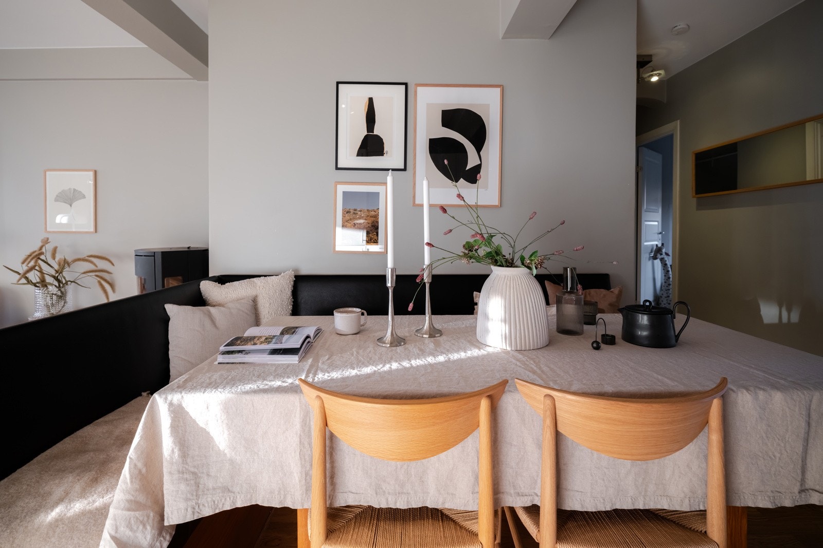 Et naturlig samlingspunkt for hyggelige måltider. Sittebenken og spisebordet er laget av møbelsnekker og medfølger boligen ved salg. Galleribilde