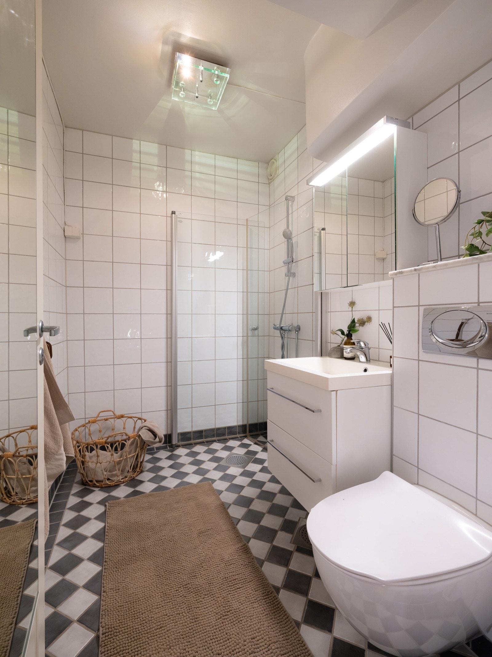 Delikat, flislagt baderom fra 2009 med behagelig gulvvarme. Vaskemaskinen er plassert i kjøkkeninnredningen (medfølger). Galleribilde