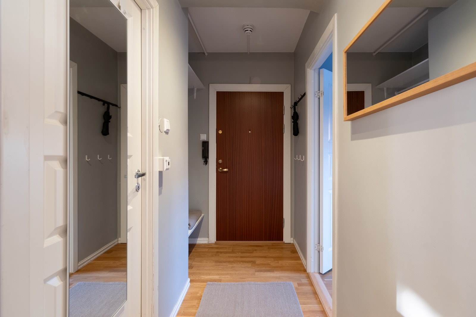 Når du kommer inn i leiligheten blir du møtt av en lys og romslig entré som gir et godt førsteinntrykk. Galleribilde