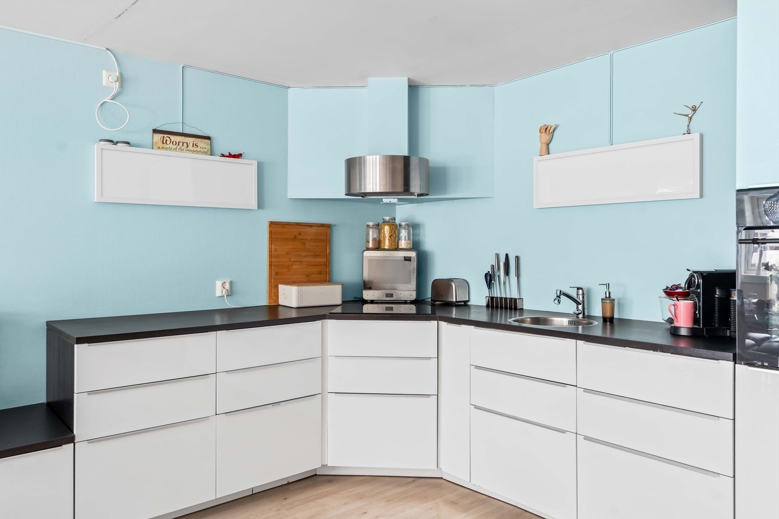 Kjøkkeninnredning med glatte fronter og benkeplate i laminat. Integrerte hvitevarer: platetopp, stekeovn, oppvaskmaskin og kjøleskap med fryser. Galleribilde