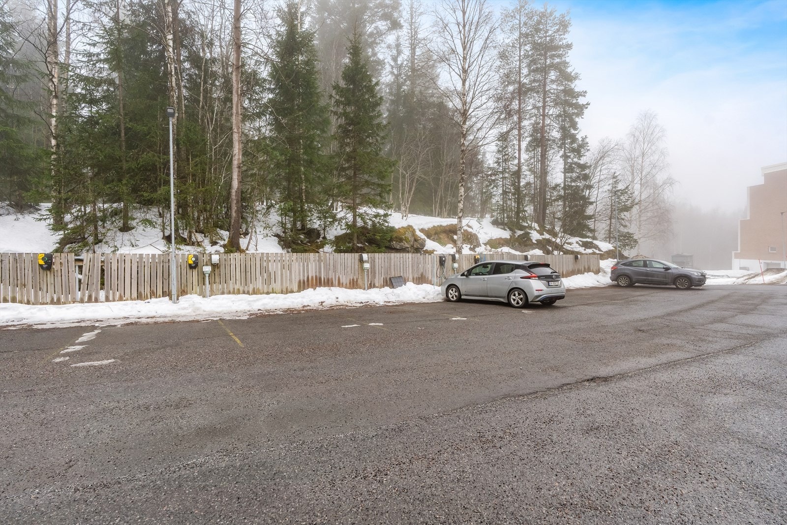 Det følger med to parkeringsplasser til leiligheten, der en har elbillader. Galleribilde