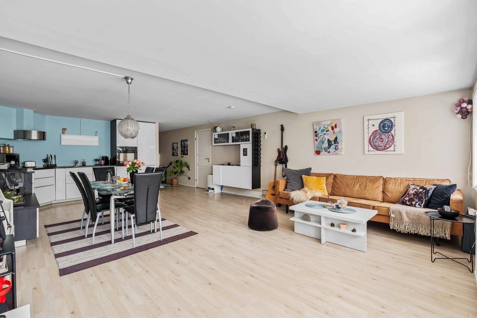 Romslig og lys stue med laminat. Galleribilde