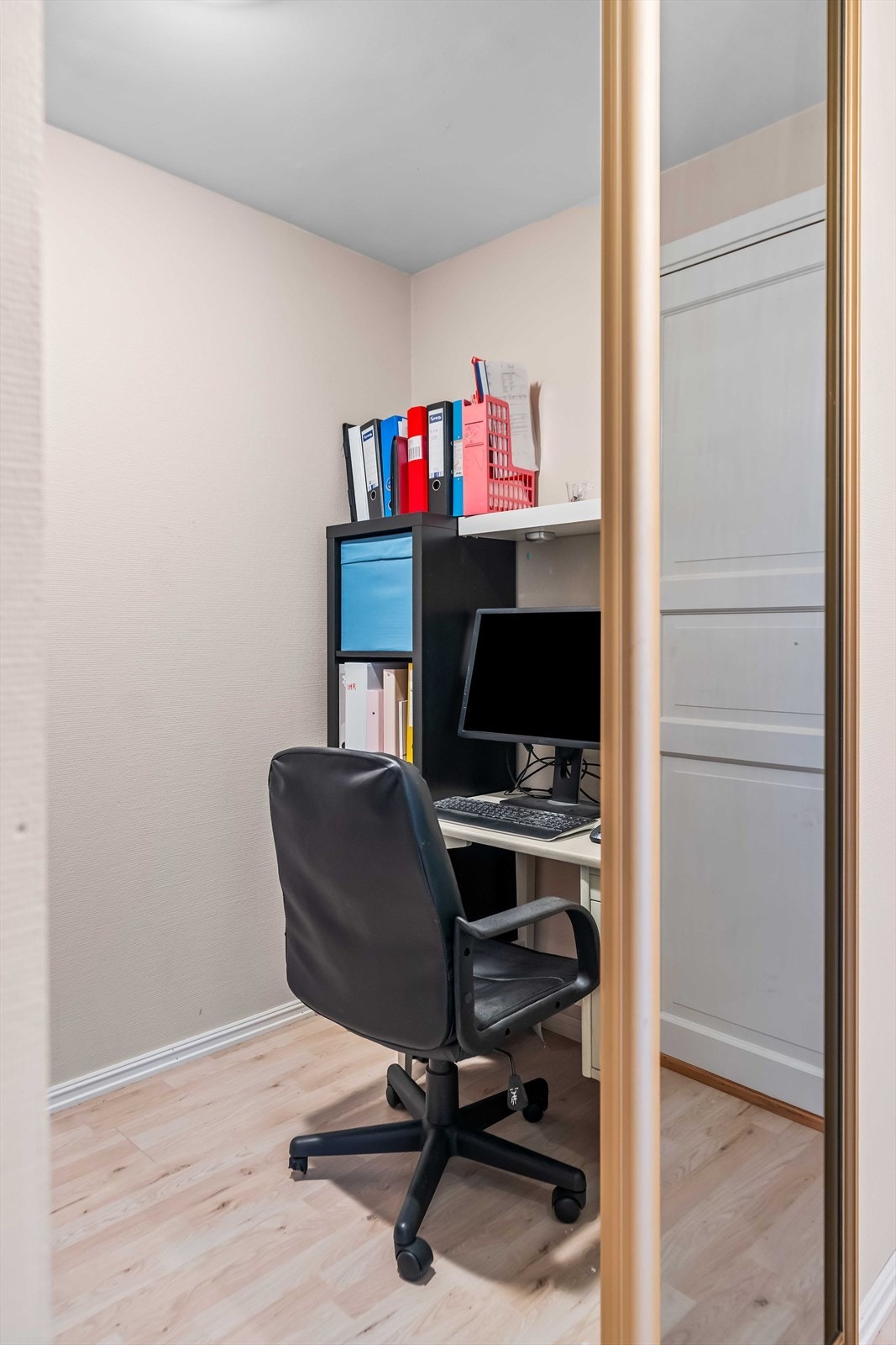 Soverom nummer tre har egen adskilt gang med tilknytning til garderobe/kontor. Galleribilde