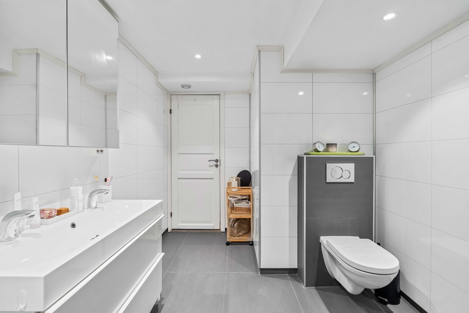 Rommet har elektriske varmekabler. Badet er innredet med nedfelt servant, veggmontert toalett, badekar og opplegg for vaskemaskin. Galleribilde