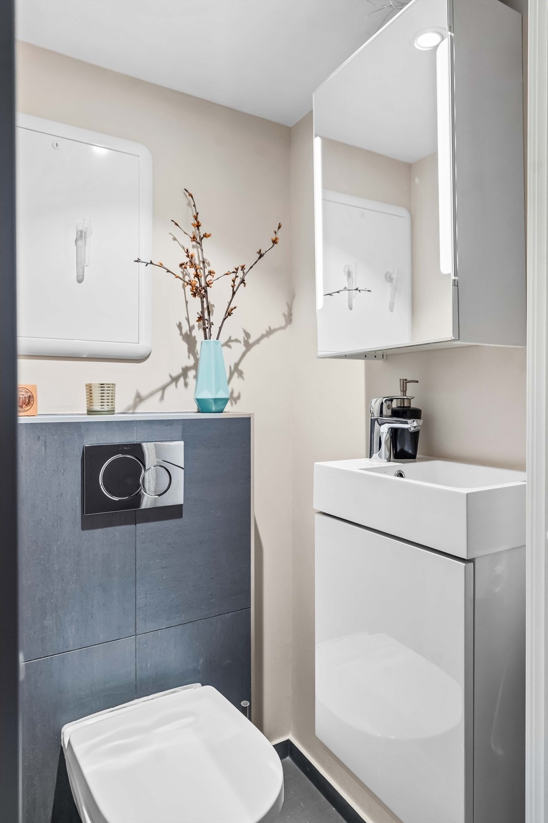 Separat toalettrom med servant, noe som er praktisk i en familiebolig og bidrar til god flyt i hverdagen. Galleribilde