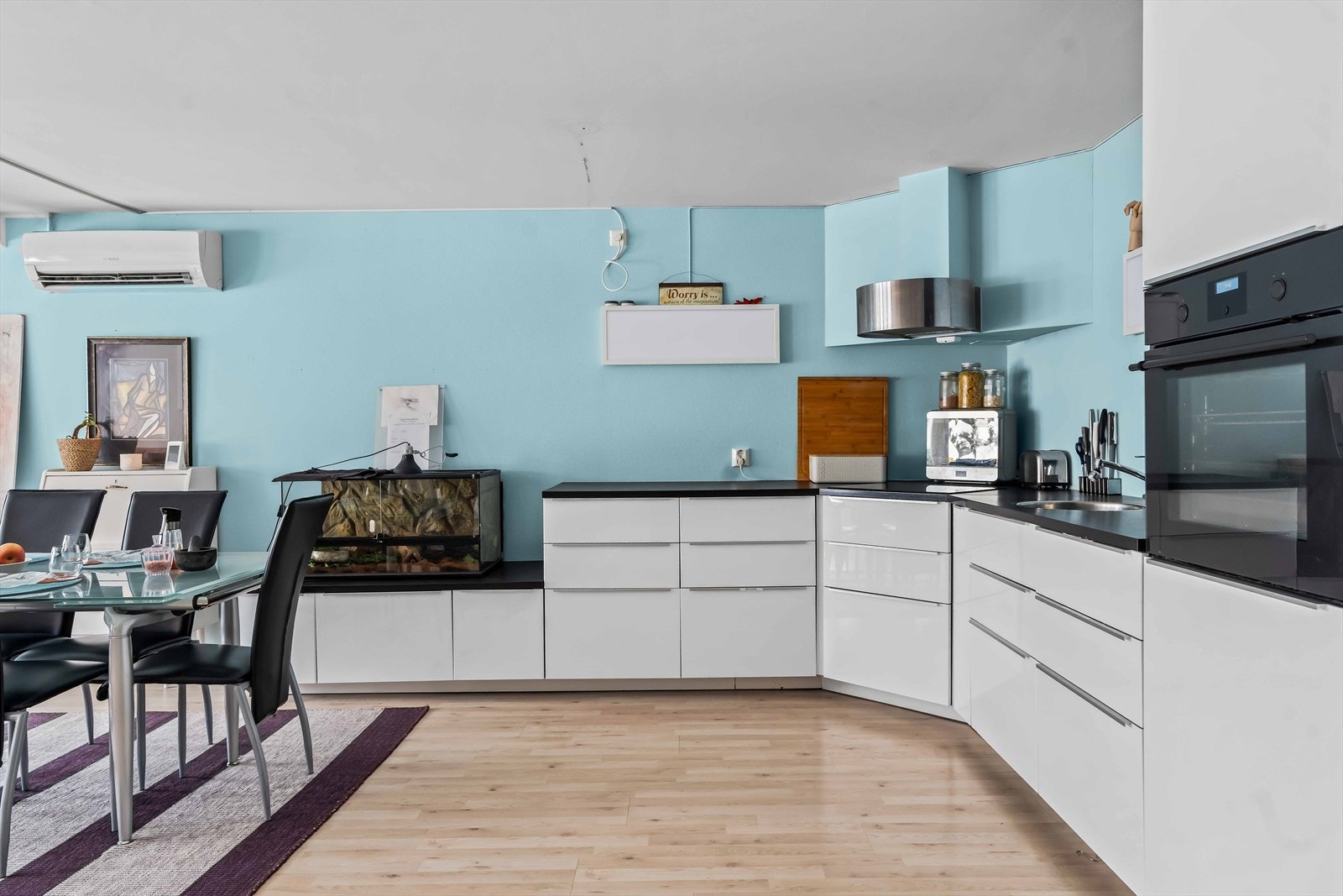 Kjøkkenet er fra 2017 og levert av Ikea. Galleribilde