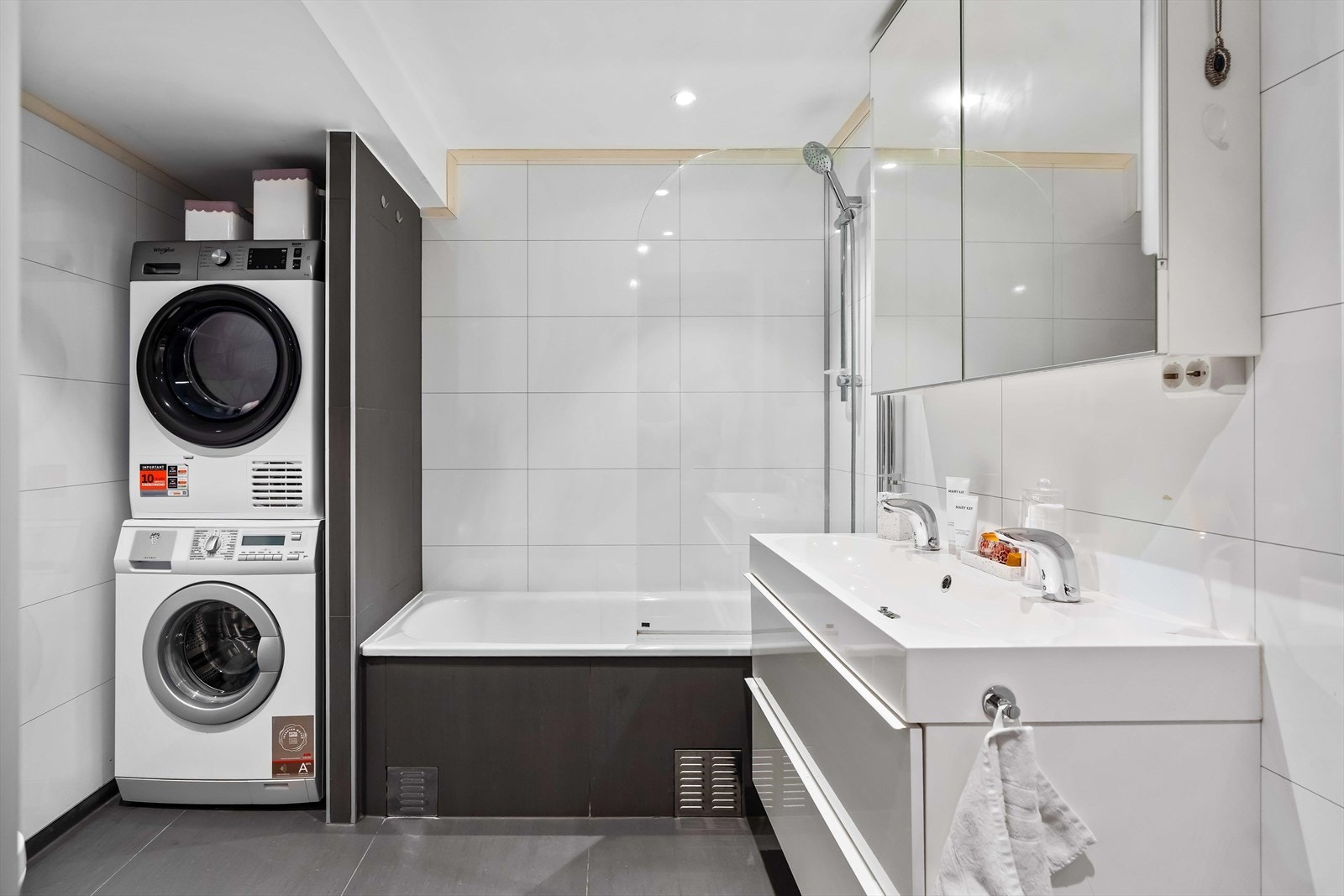 Flislagt bad fra 2016. Baderommet har en moderne og tidsriktig utforming. Overflatene er flislagt. Galleribilde