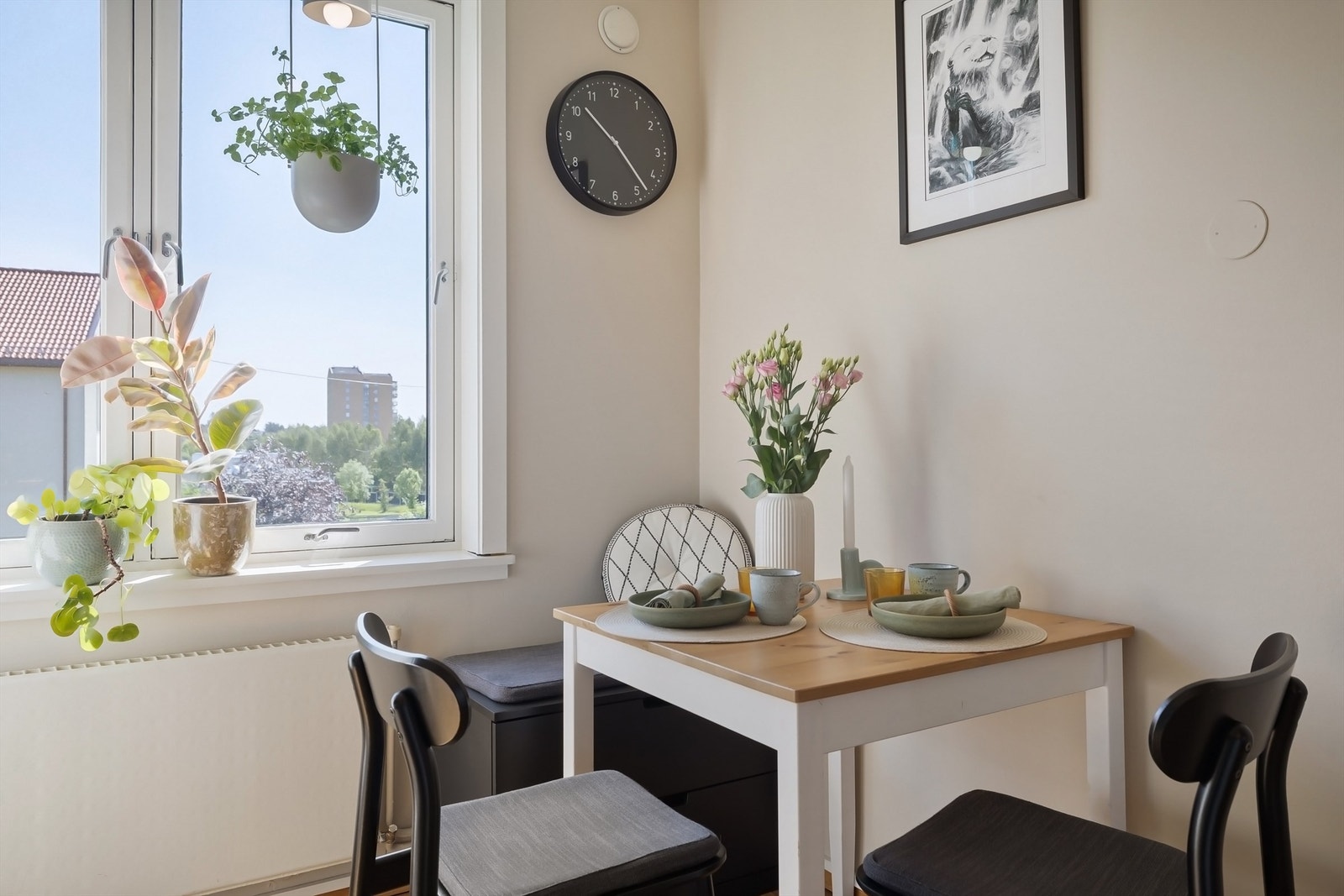 Her får du rikelig med naturlig lys, samt et hyggelig utsyn over borettslagets grønne fellesområder Galleribilde