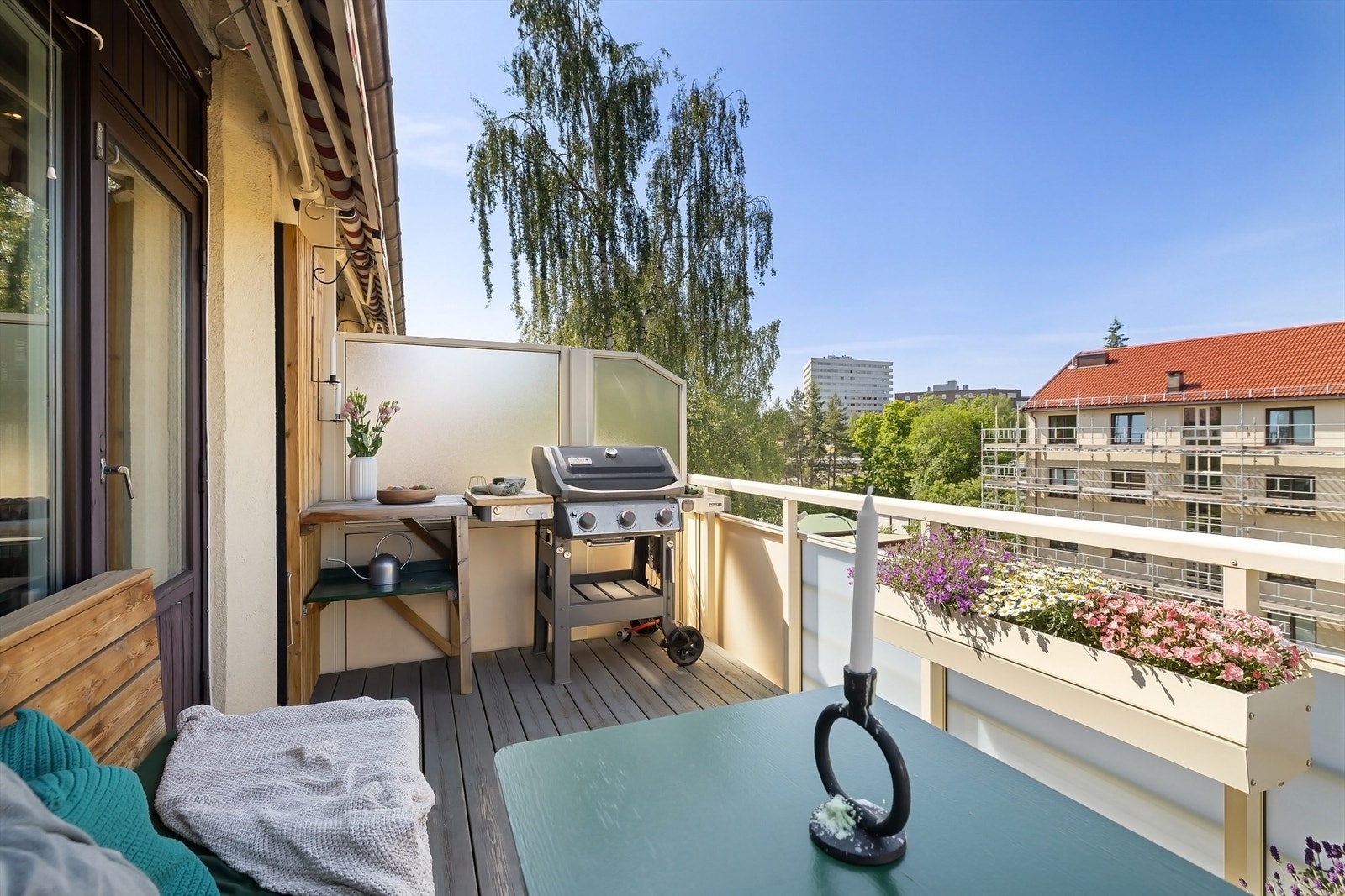 Solskjerming i form av el-markise er montert som gjør balkongen sval på de varmeste dager Galleribilde