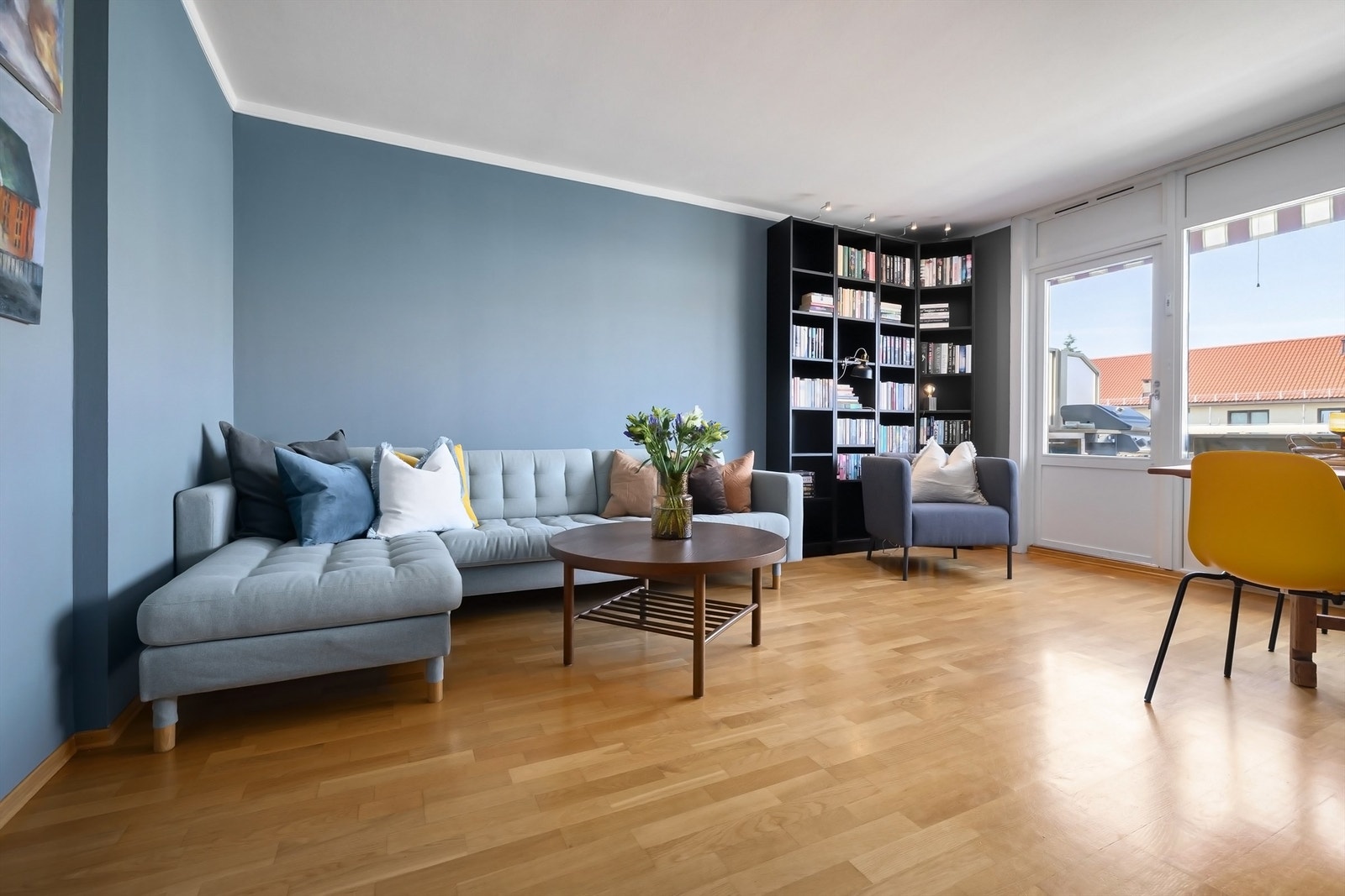 Fra stuen tas du videre til en vestvendt, solrik balkong som blir en herlig forlengelse av stuen hele sommeren! Galleribilde