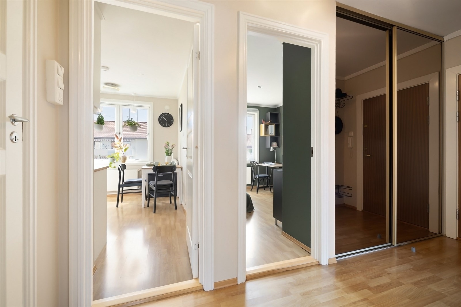 Lys og innbydende entré med god plass til oppheng av yttertøy og sko, samt godt med lagringsplass i en romslig skyvedørsgarderobe med speildører Galleribilde